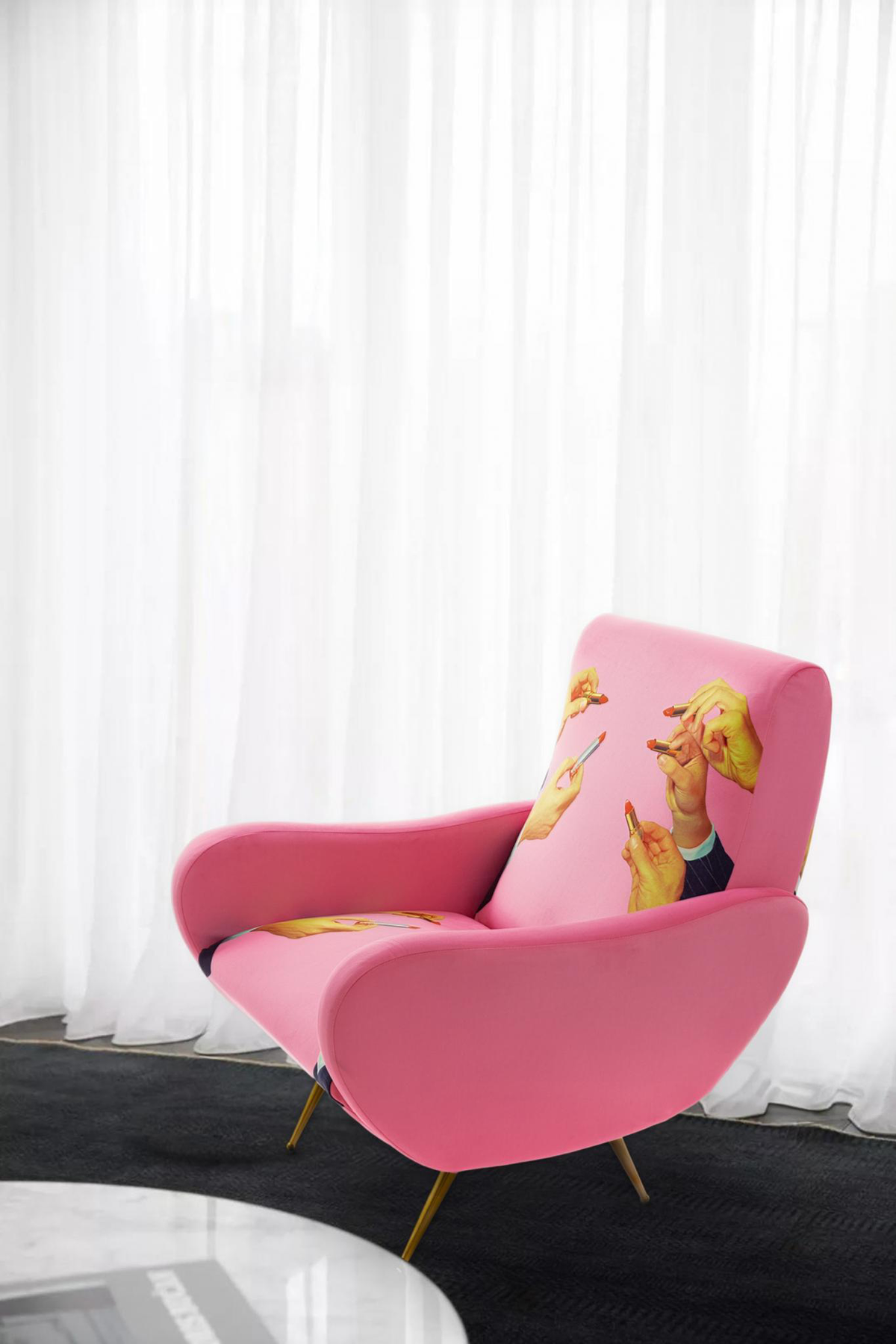 
Fauteuil design « Toiletpaper Lipstick » - Rose