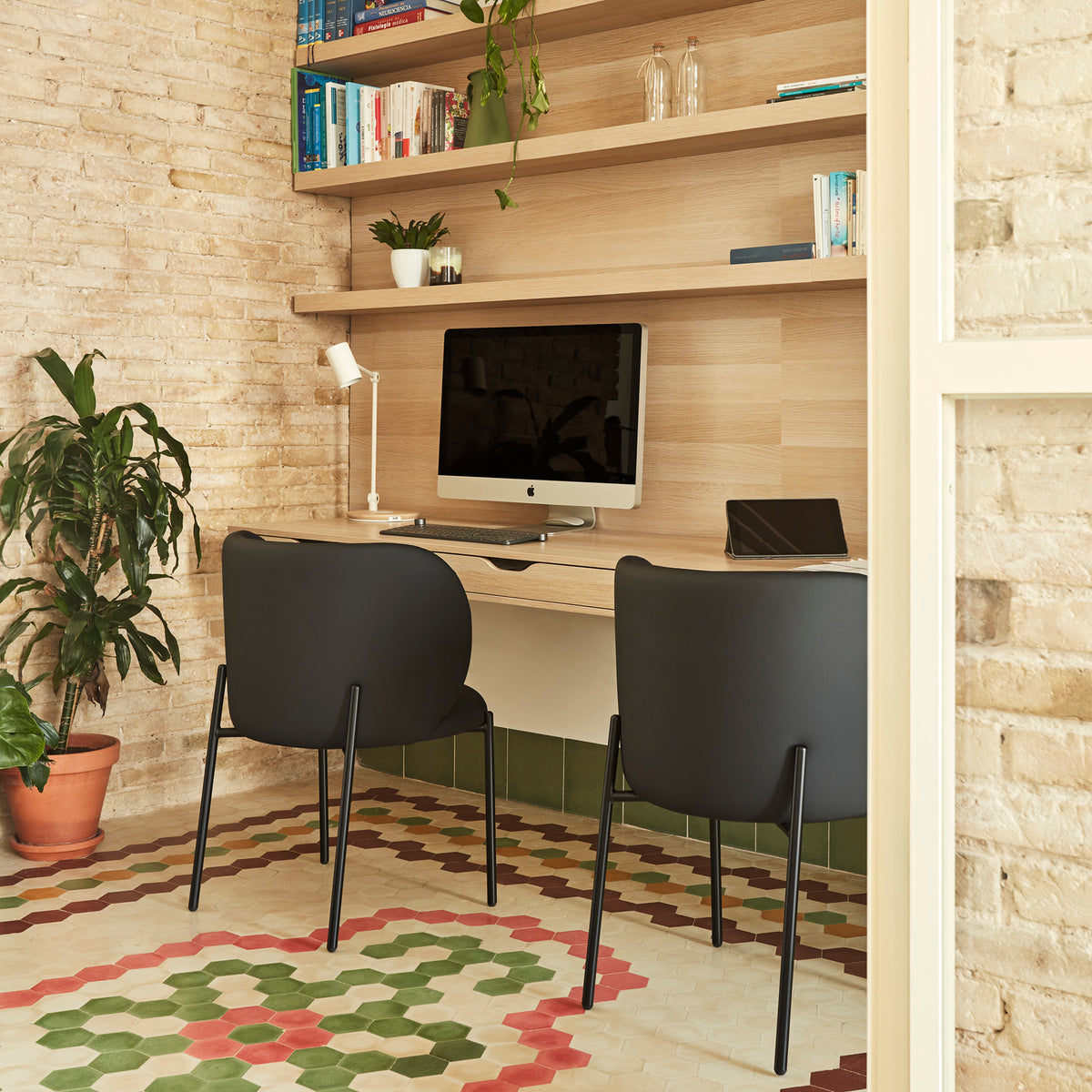 
Sedia con braccioli premium «Mogi» - Ecopelle Nera