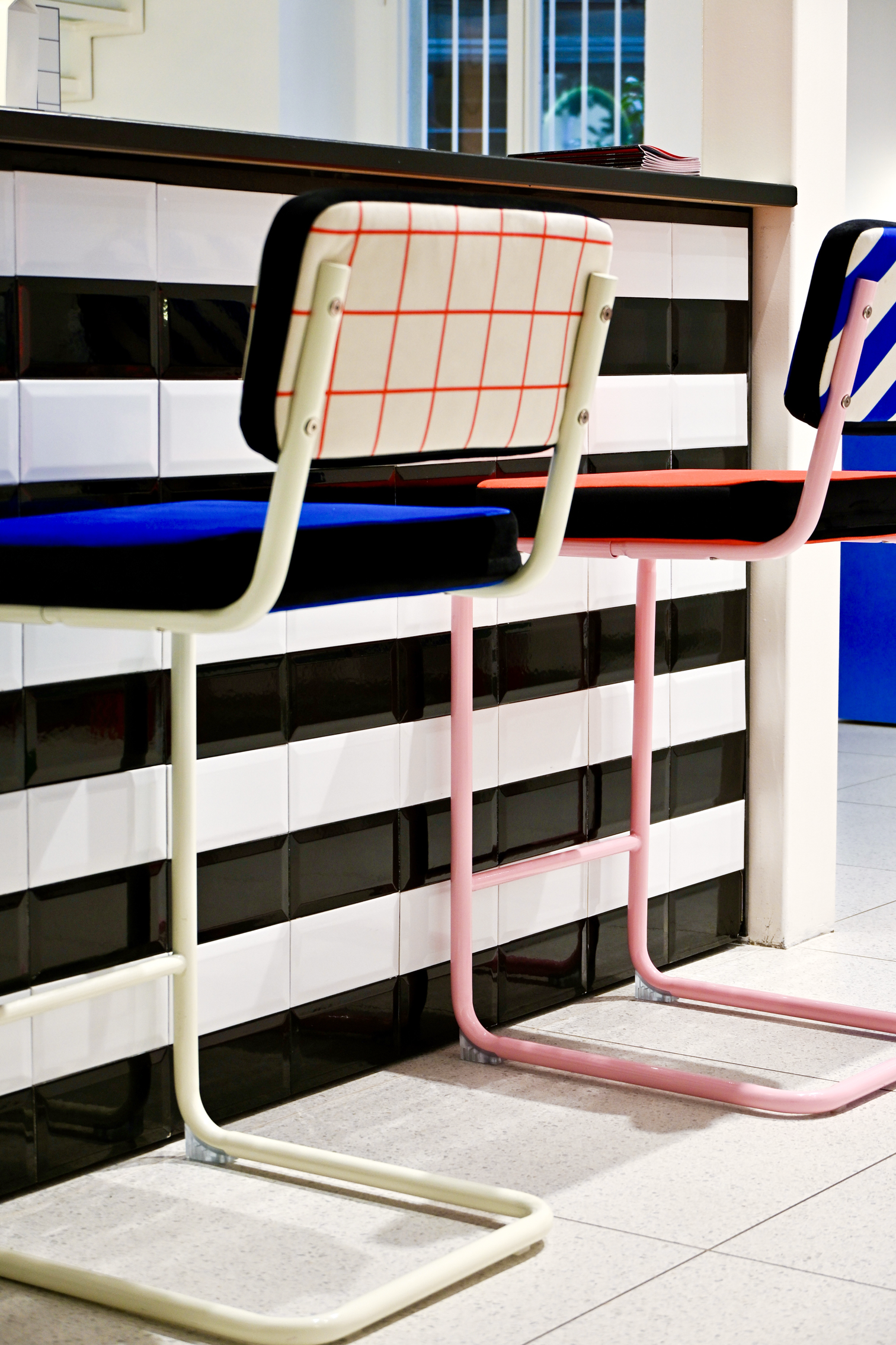 
Tabouret de bar cantilever design « Superchair Red Grid »