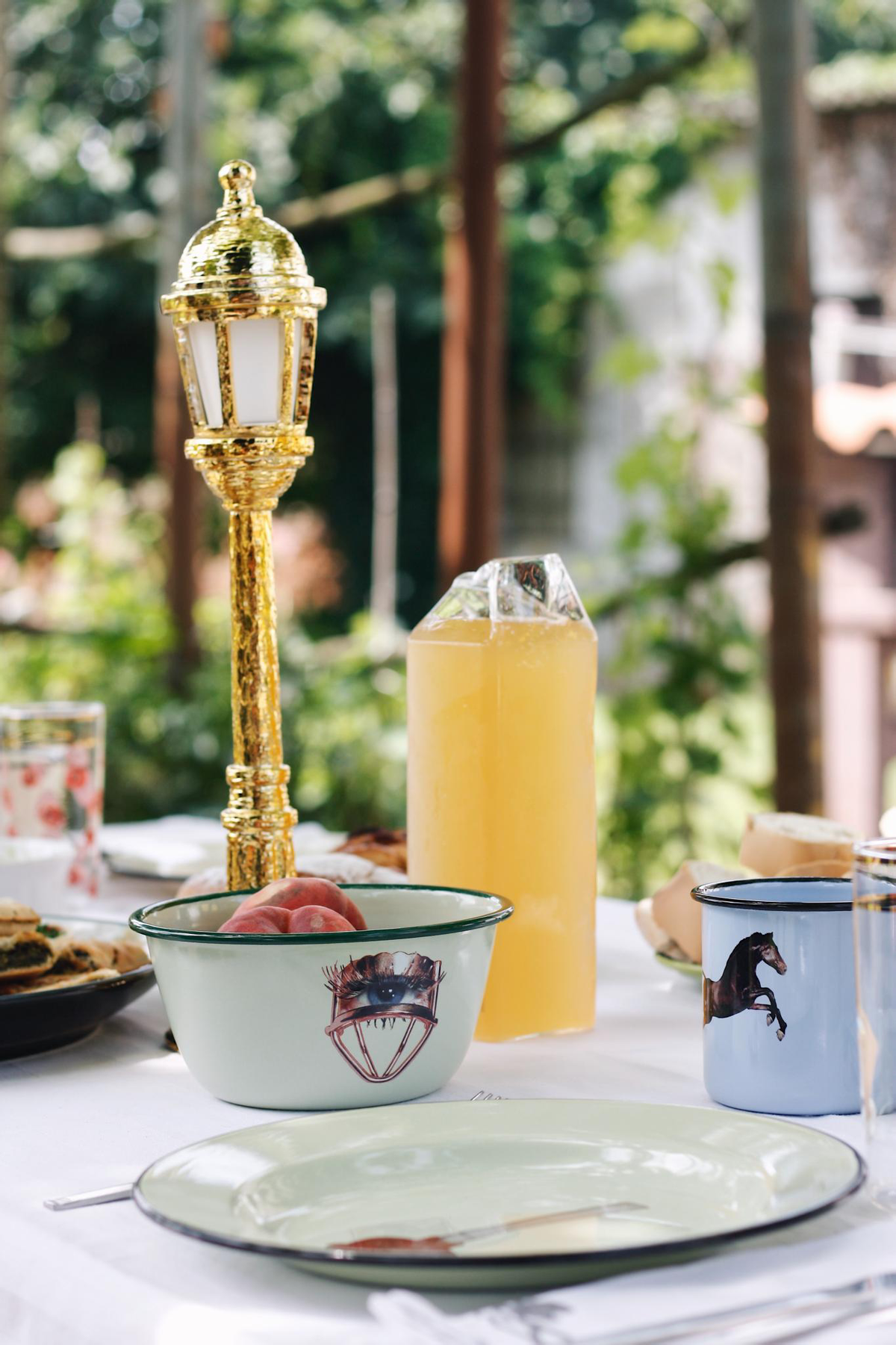 
Design Becher „Toiletpaper Horse“ aus Emaille