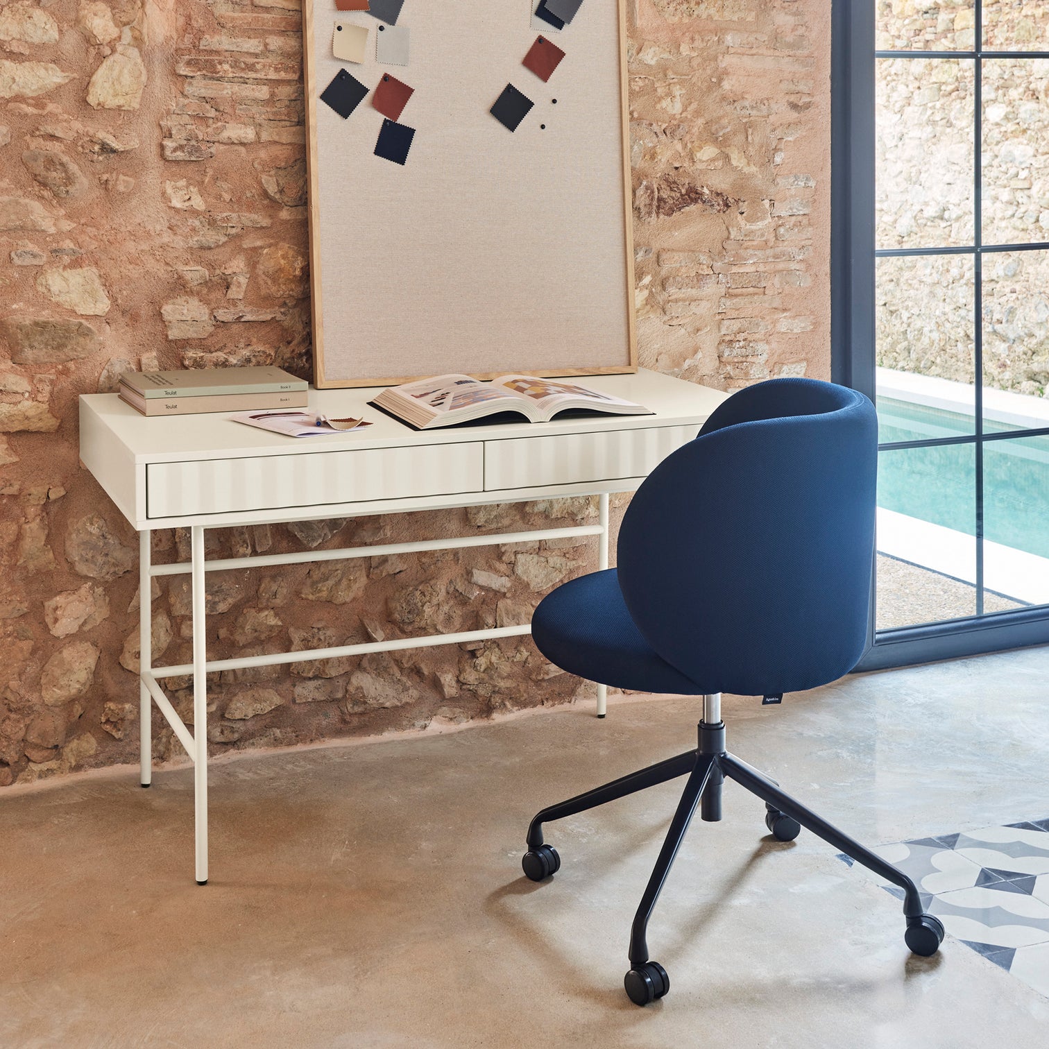 
Fauteuil de bureau design pivotant à 360° « Mogi » - Piètement : Noir, Assise : Bleu marine
