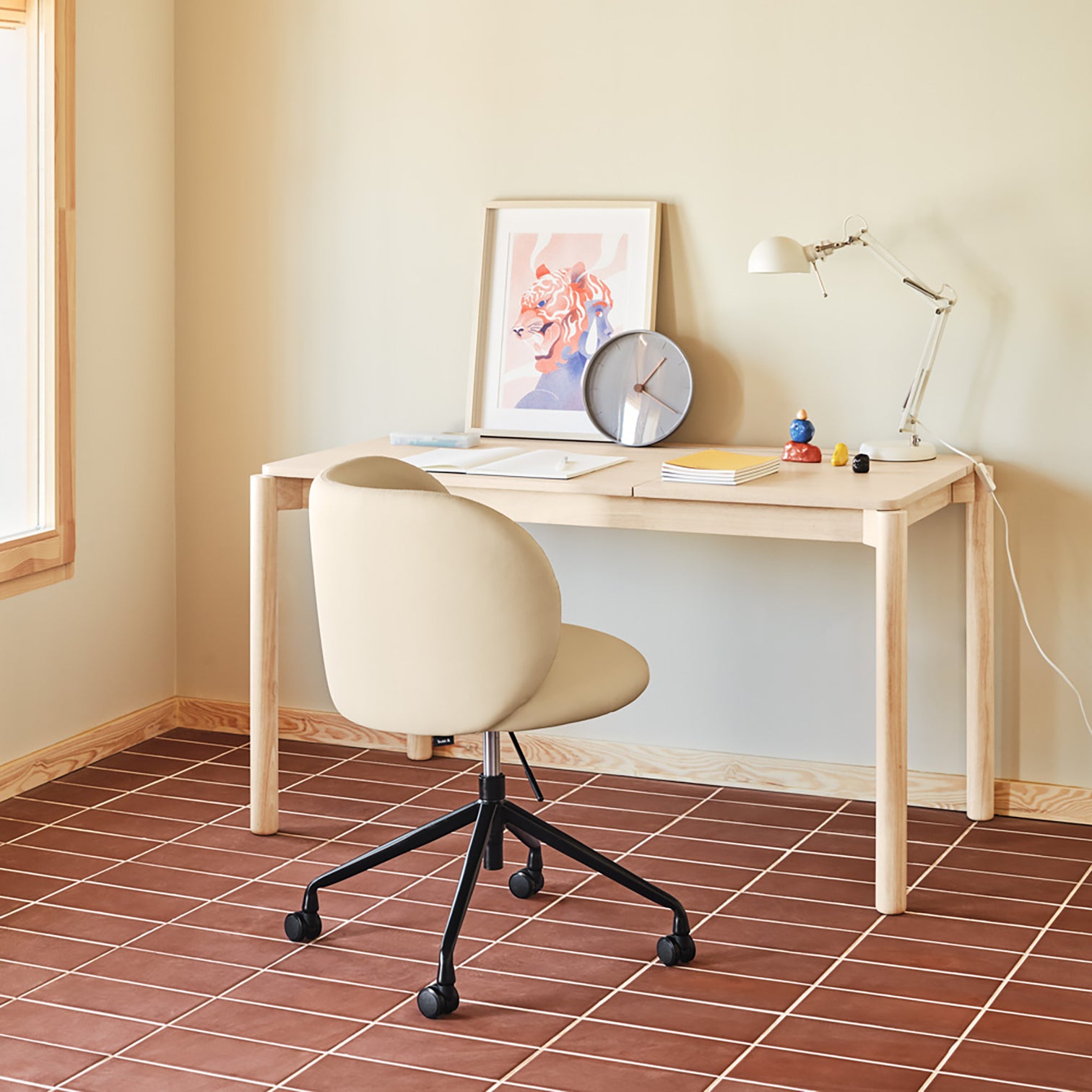 
Fauteuil de bureau design pivotant à 360° « Mogi » - Monture : noir, Assise : similicuir beige