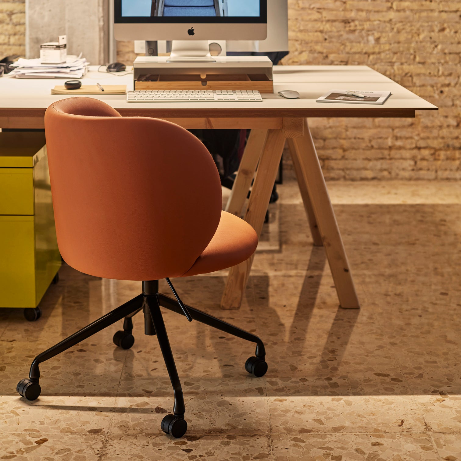 
Fauteuil de bureau design pivotant à 360° « Mogi » - Piètement : Noir, Assise : Similicuir Terracotta