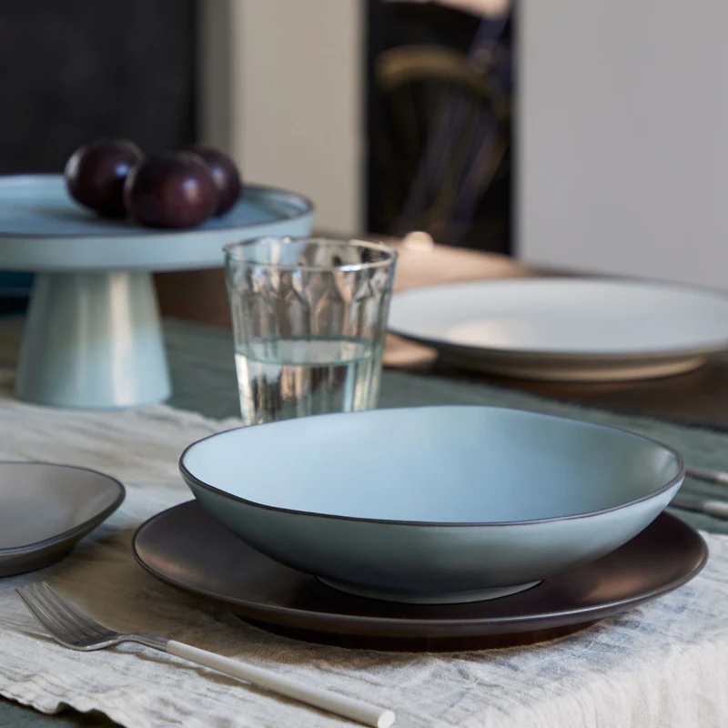 
Assiette creuse et à pâtes artisanale « Stacked Organic » - Bleu Ciel