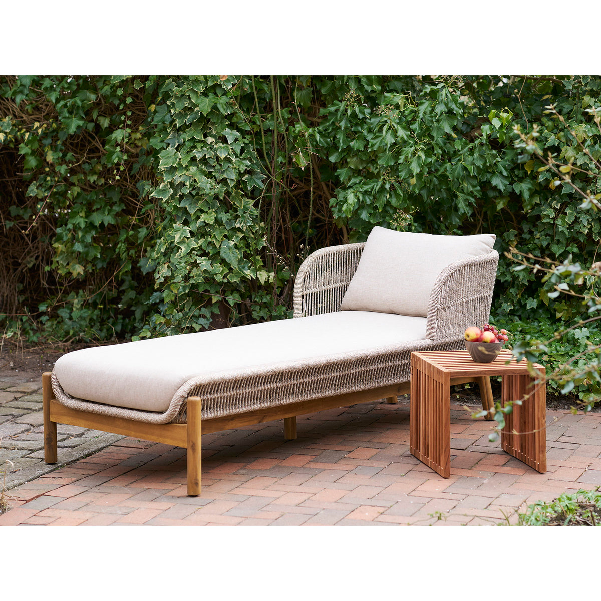 
Tavolino laterale di design «Pego» in legno di teak