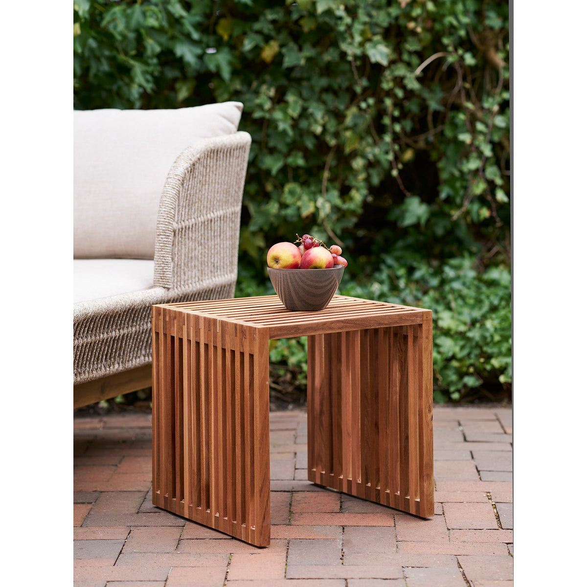
Tavolino laterale di design «Pego» in legno di teak