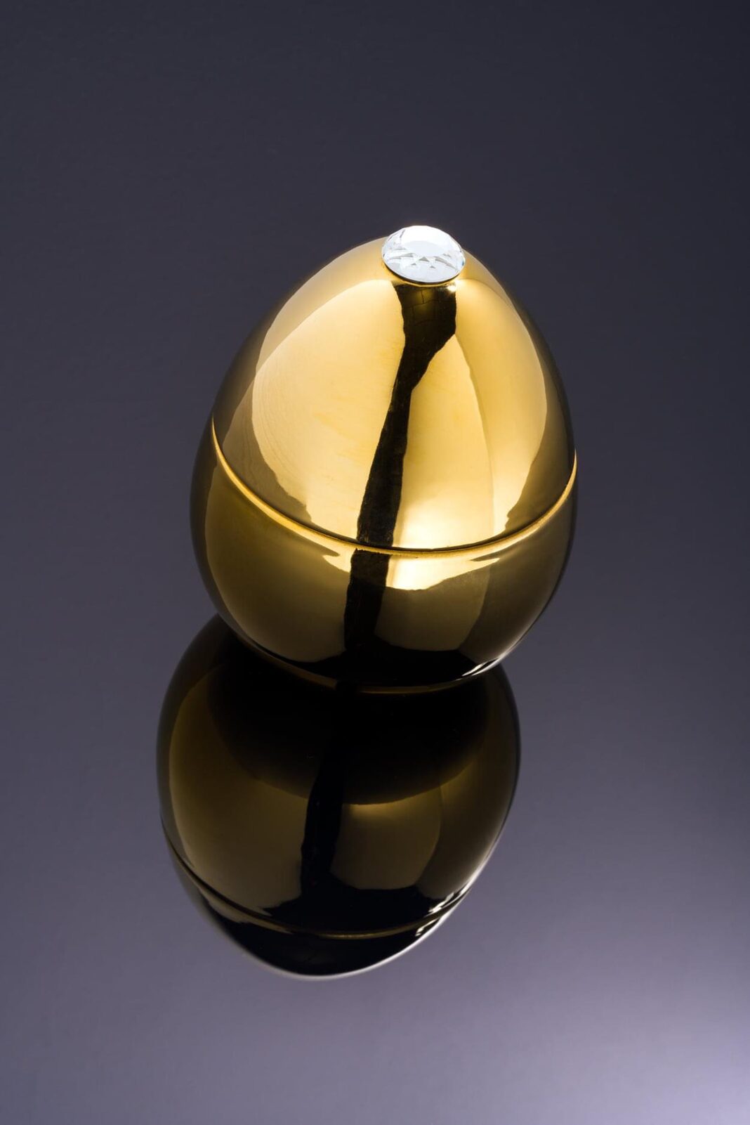 
Bougie parfumée de créateur dorée « Bois de Russie », durée de combustion 55 h.