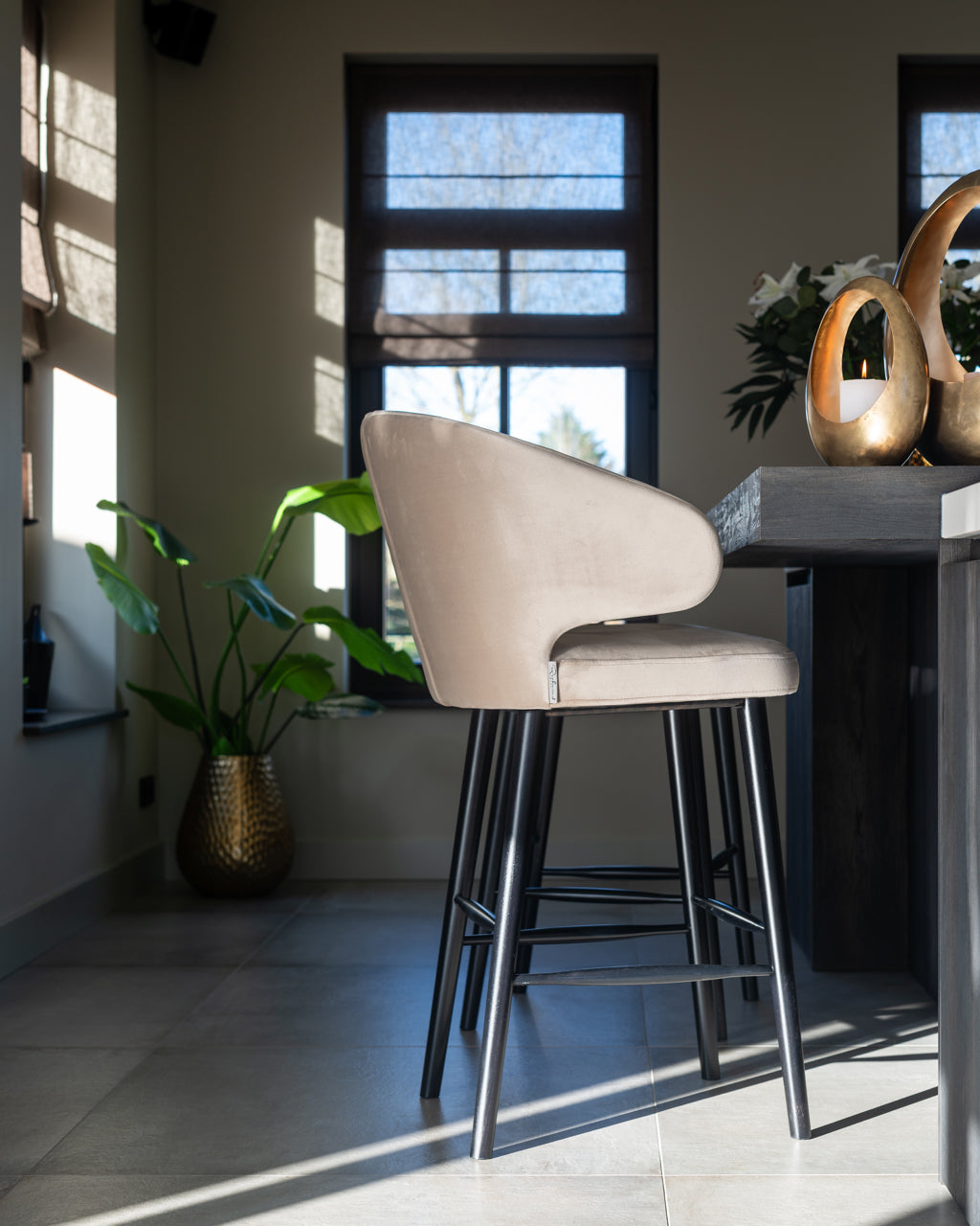 
Poltrona da bar di design di alta qualità «Indigo» - Piedini: Nero, Rivestimento: Velluto Khaki