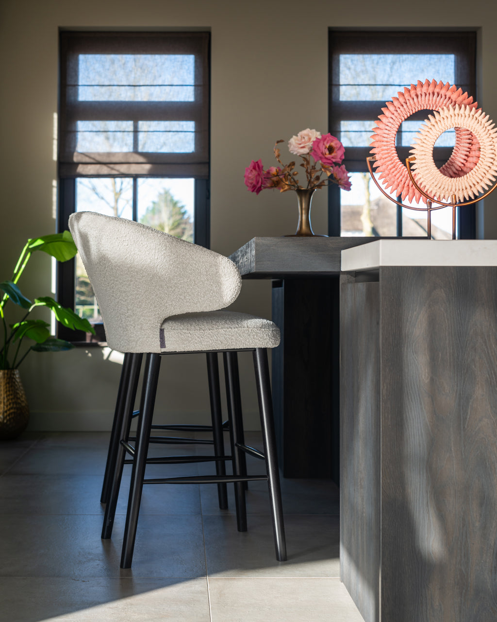 
Poltrona da bar di design di alta qualità «Indigo» - Piedini: Nero, rivestimento: Bouclé White