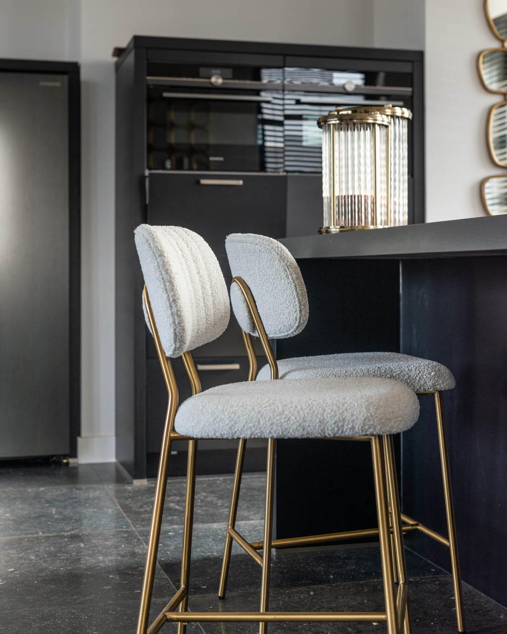
Set di 2 sgabelli da bar di design di alta qualità «Xenia» - Struttura: Gold, Rivestimento: White Bouclé