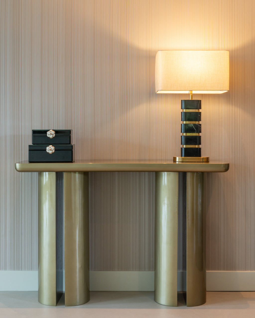 
Consolle di design „Whisker“