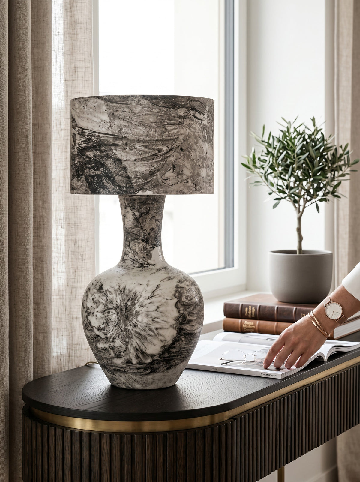 
Grande lampada da tavolo di design “Cecile” effetto marmo