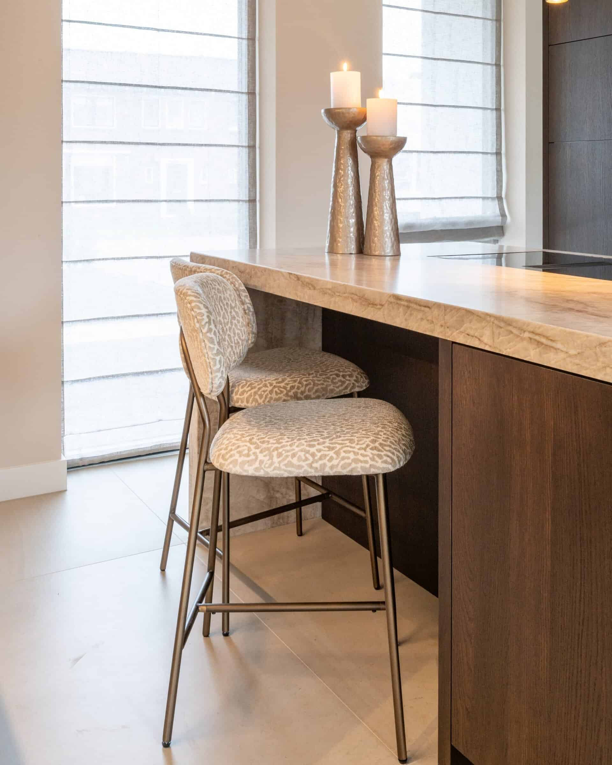 
Set di 2 sgabelli da bar di design di alta qualità «Xenia» - Telaio: Bronze, rivestimento: Beige Leopard