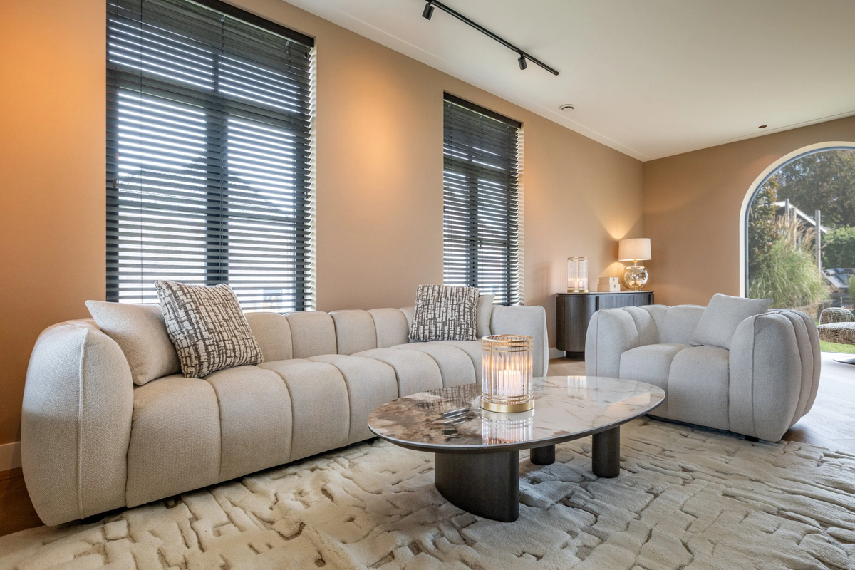
Hochwertiges 4-Sitzer Design Sofa „Jezebel“