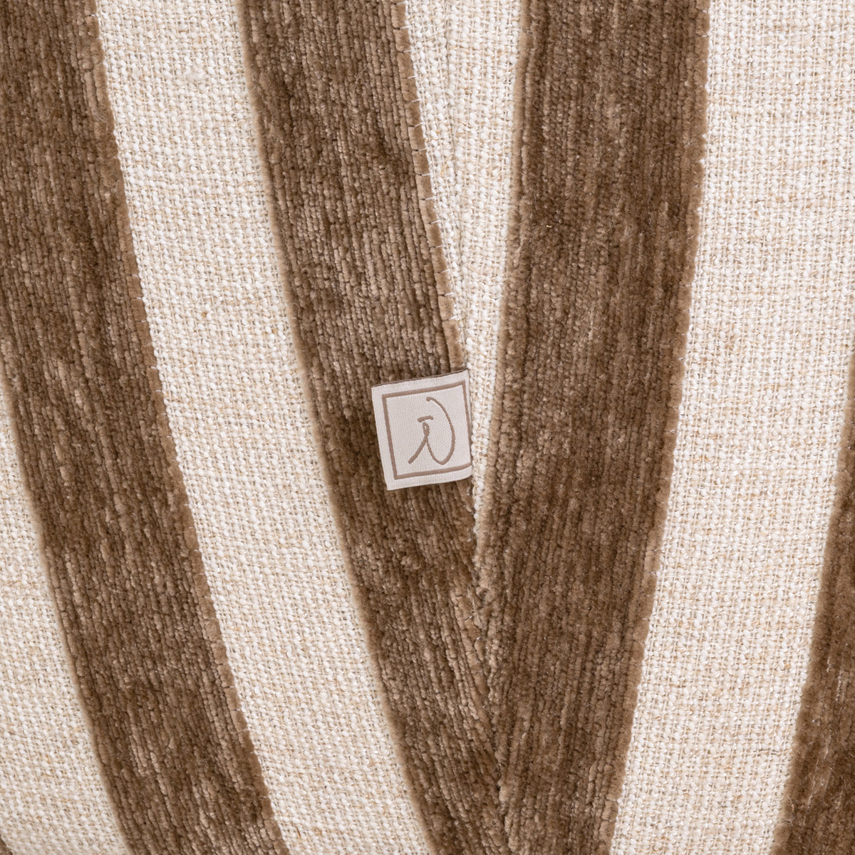 
Divano di design „Luxandra“, diverse dimensioni - 98 × 229 × 77 cm / Strisce Sabbia