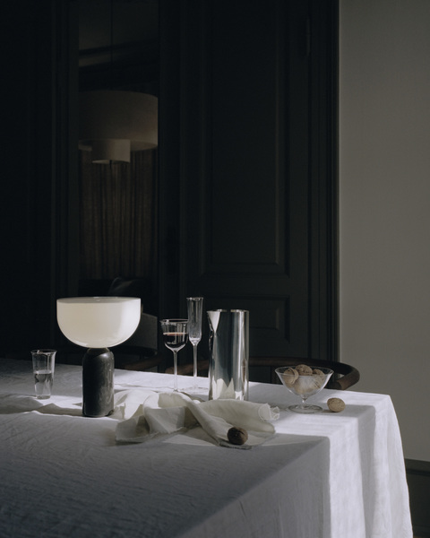 
Lampe de table LED portable et à intensité variable « Kizu » avec base en marbre noir