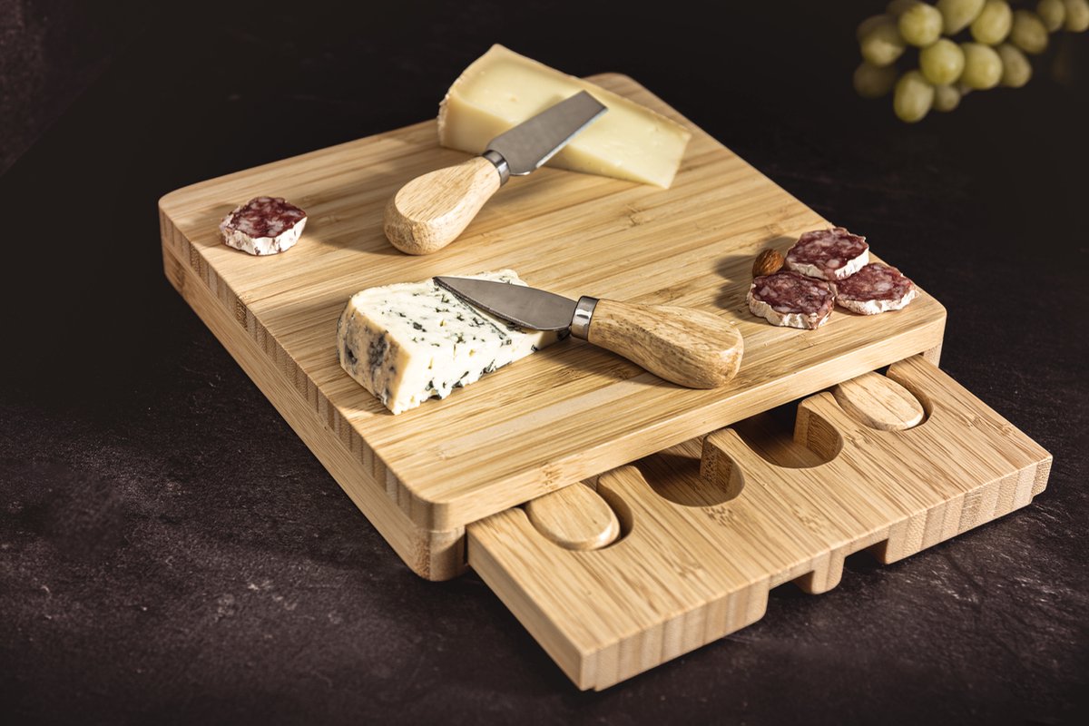 
"Moon" Cutting Board with 4 Cheese Knives