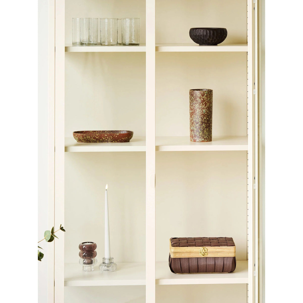 
Design Vitrine „Leonies“ aus Metall, 2-türig - Off White