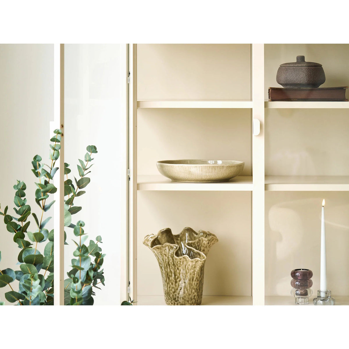 
Armoire vitrine design « Leonies » en métal, 2 portes - Blanc cassé