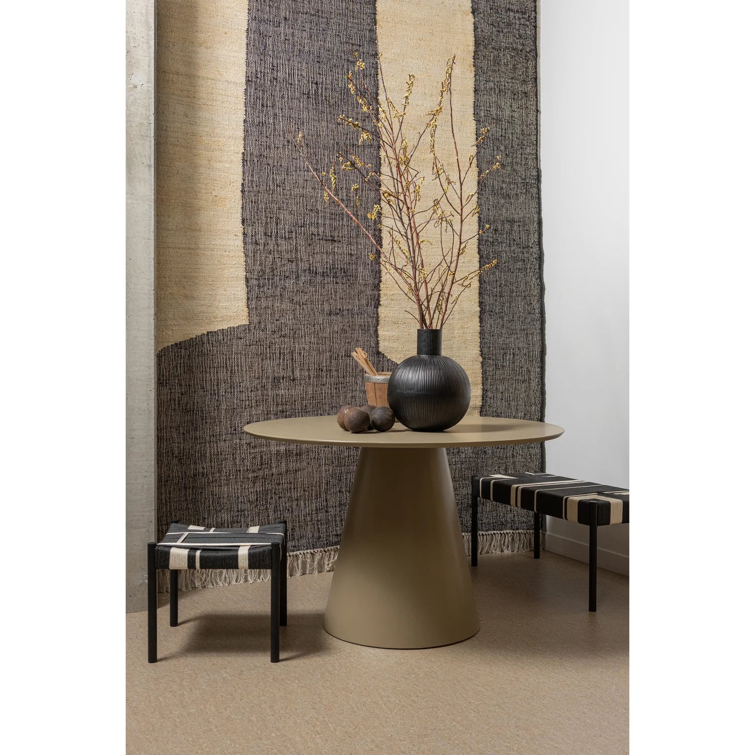
Round designer dining table "Jorro" - Ø 120 cm - Taupe