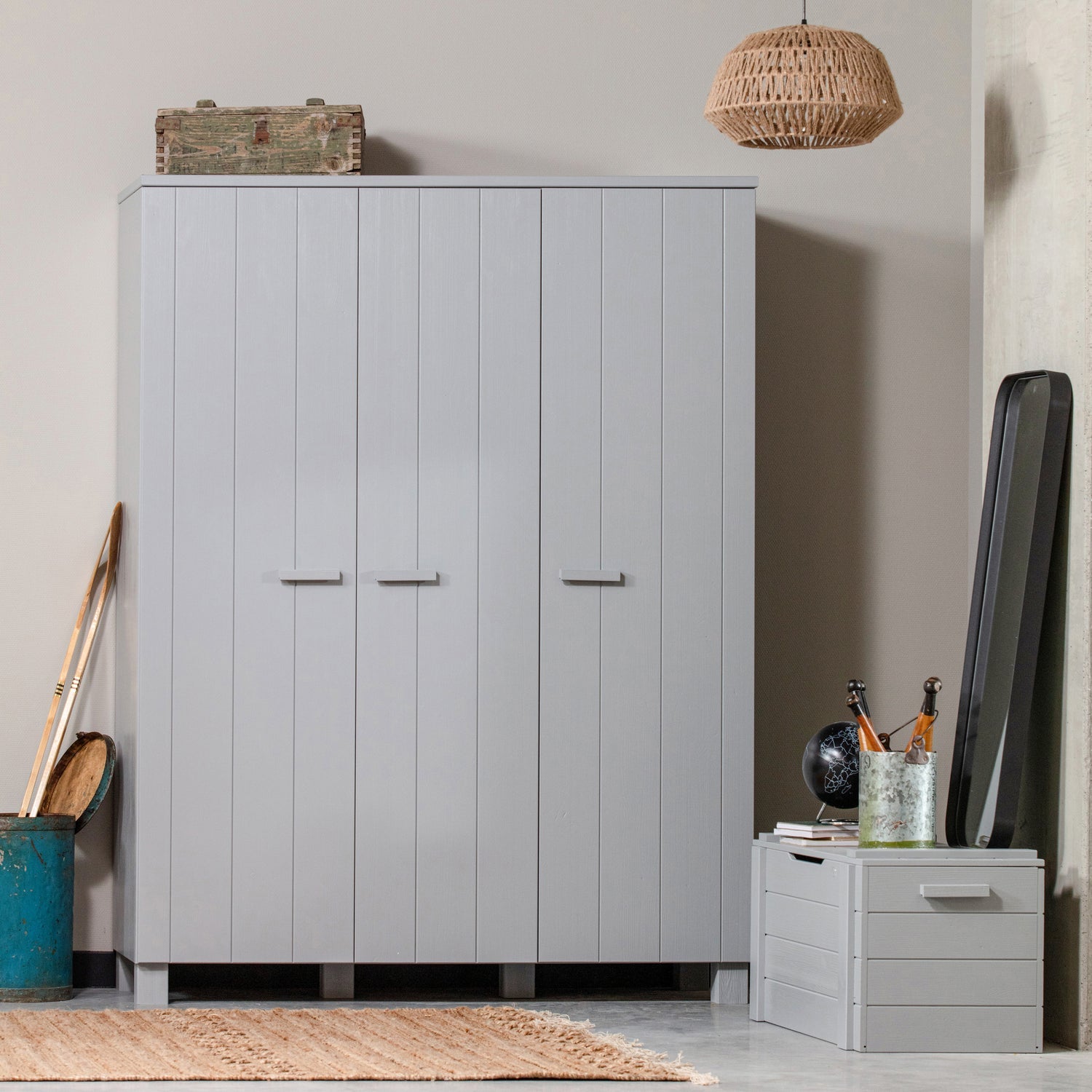 
Design Kleiderschrank „Dennis“, 3-türig - Betongrau