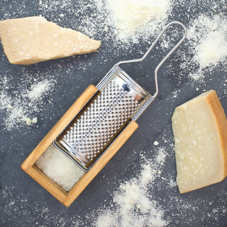 
Premium Parmesan-Box „Acero“ mit Käsereibe aus Olivenholz
