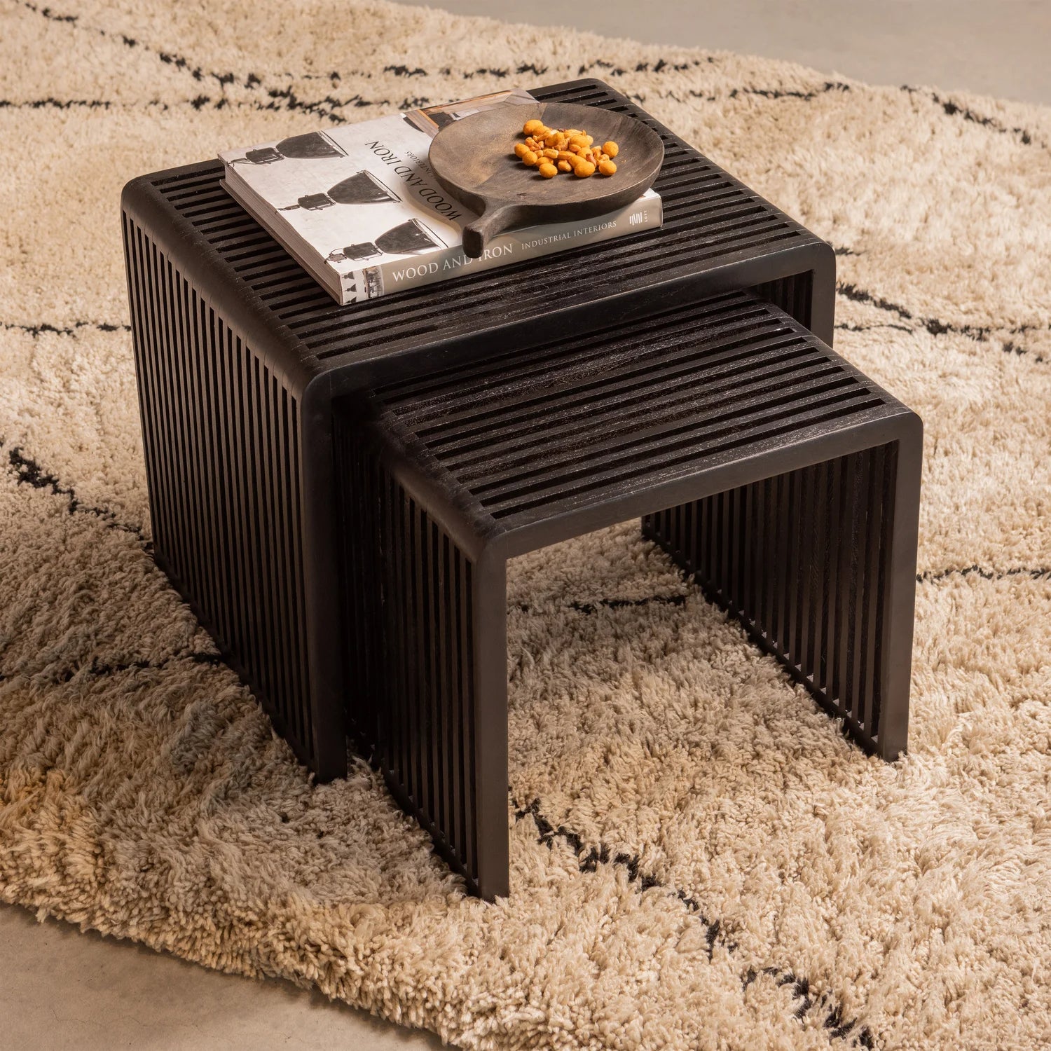 
Design Beistelltisch-Set „Jasmijn“ aus recyceltem Teakholz - Schwarz