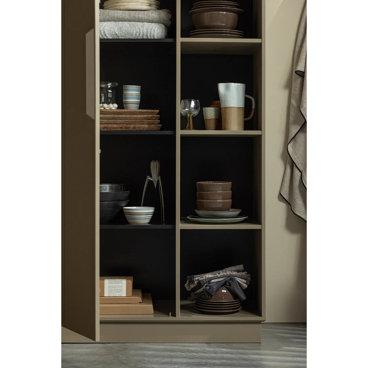 
Massiver Design Aufbewahrungsschrank „Lowen“