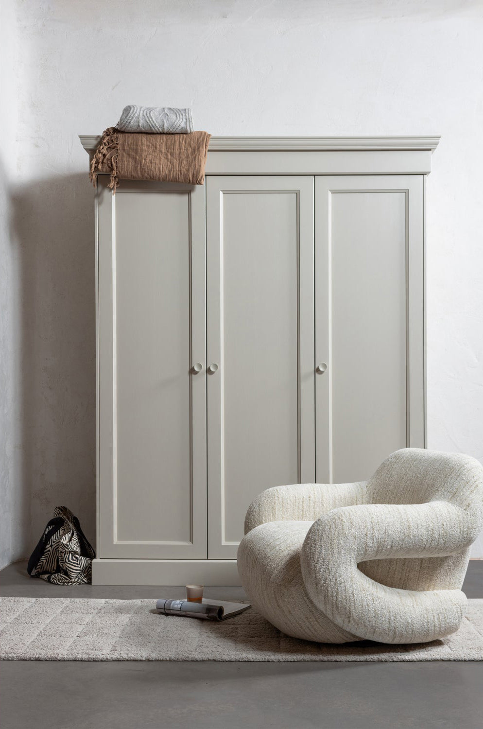 
Massiver Kleiderschrank „Olivia“, 3-türig