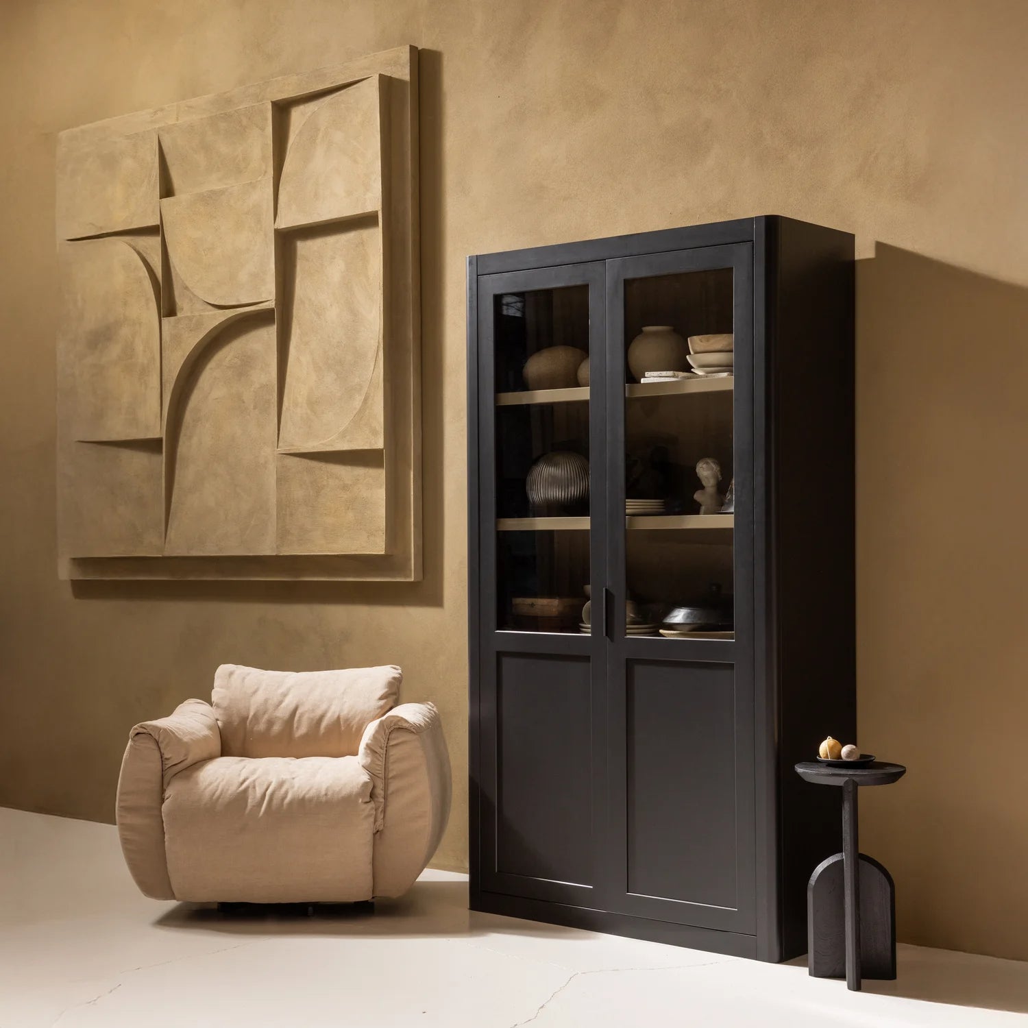 
Large "Gunaro" Design Display Cabinet Made from Sustainable Solid Wood - Matte black