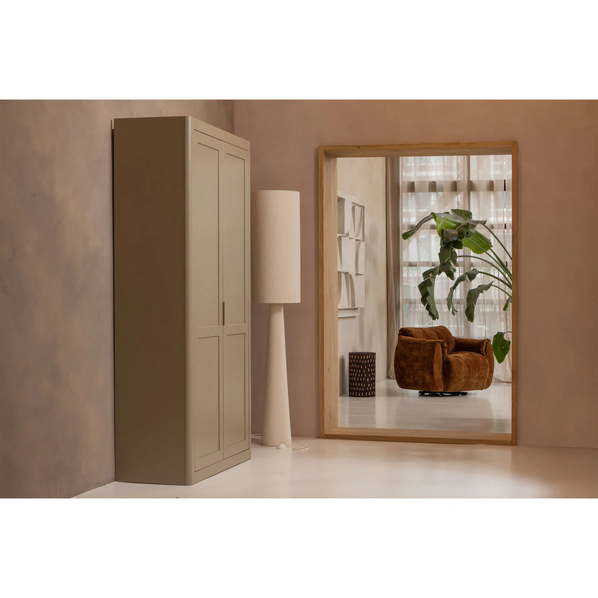 
Grosser Design Aufbewahrungsschrank „Gunaro“ aus nachhaltigem Massivholz - Taupe matt