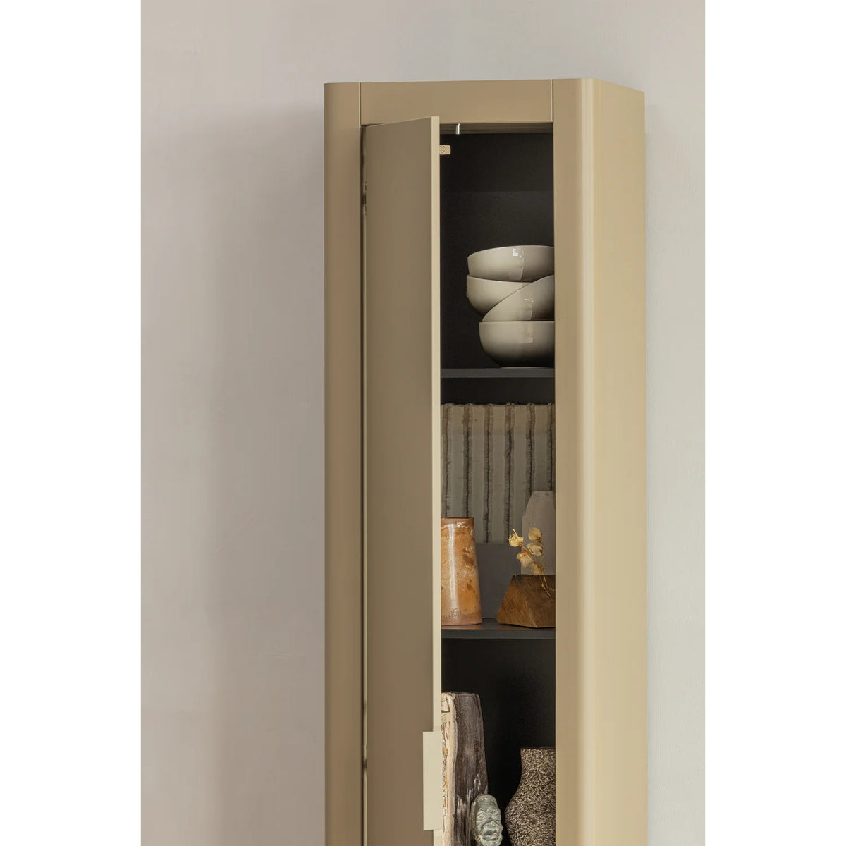 
Design Aufbewahrungsschrank „Gunaro“ aus nachhaltigem Massivholz - Taupe matt