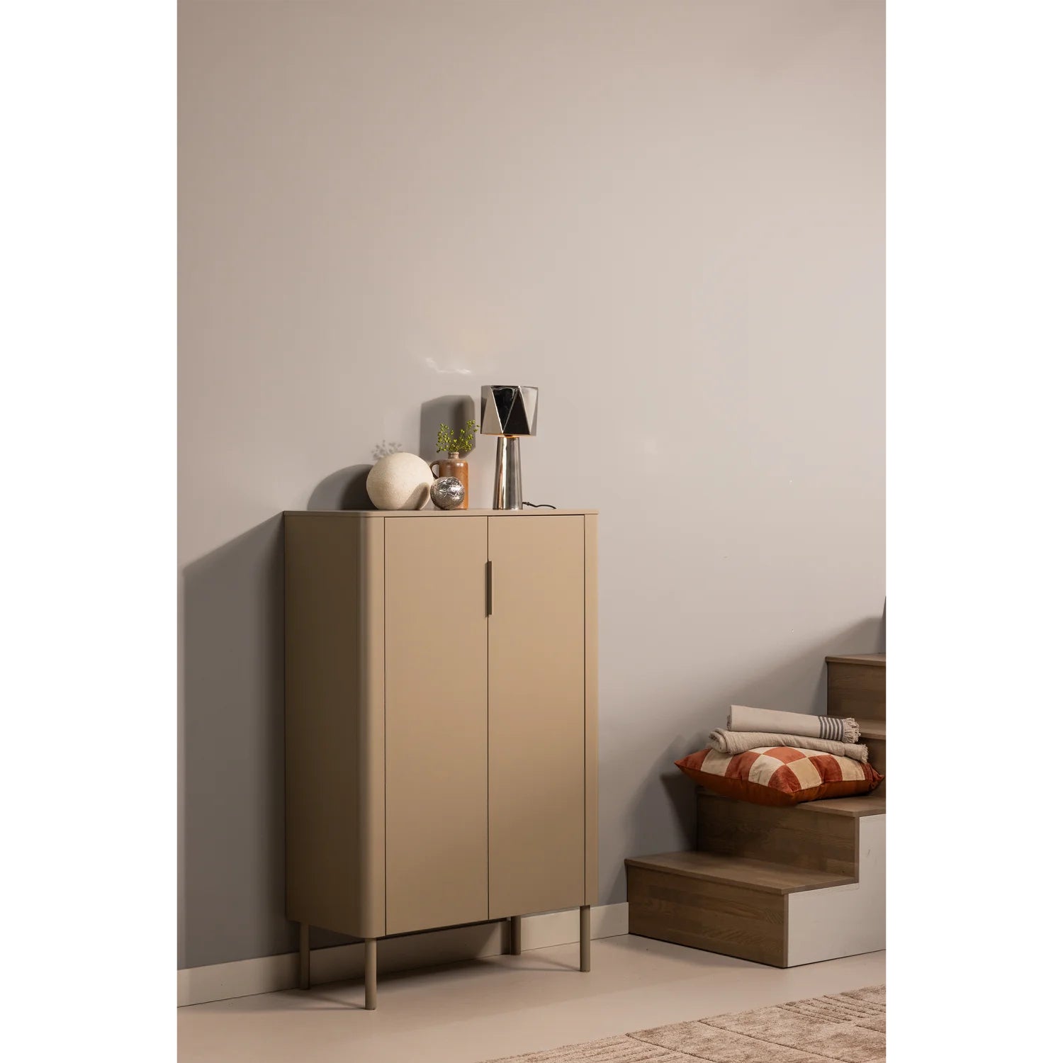 
Design Highboard „Gunaro“ aus nachhaltigem Massivholz - Taupe matt