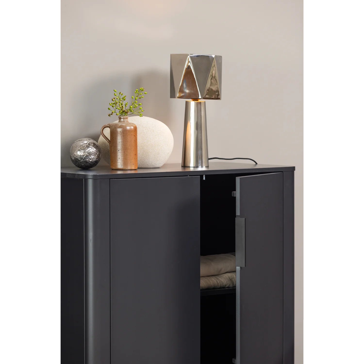 
Design Highboard „Gunaro“ aus nachhaltigem Massivholz - Schwarz matt