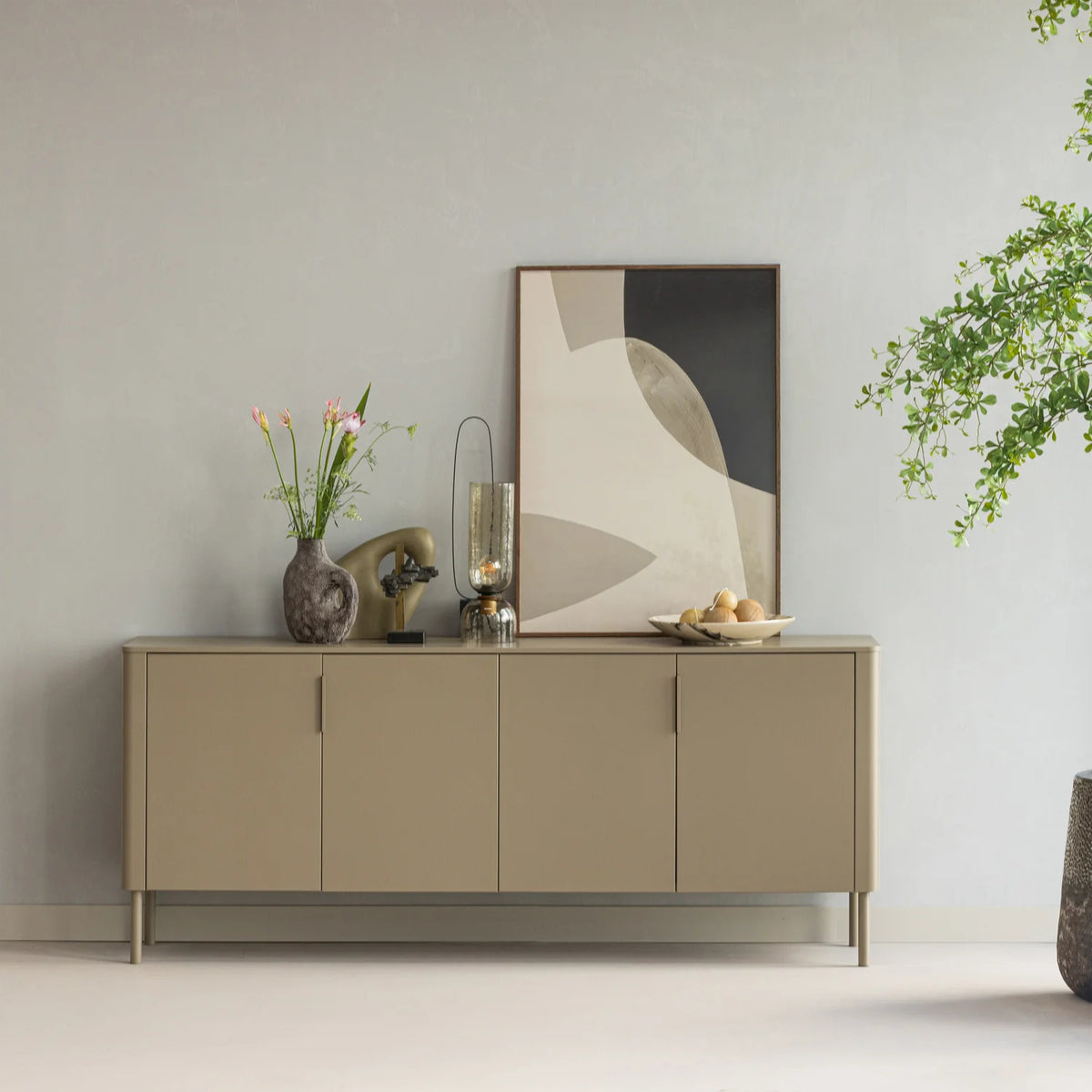 
Design Sideboard „Gunaro“ aus nachhaltigem Massivholz - Taupe matt