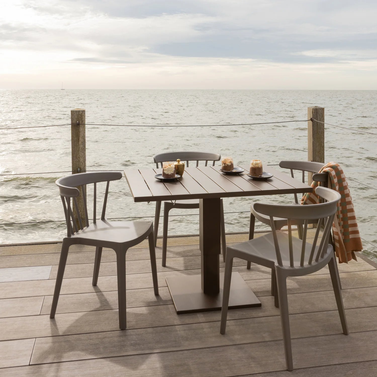 
Nachhaltiger Design In-/Outdoorstuhl „Bliss“ - Taupe