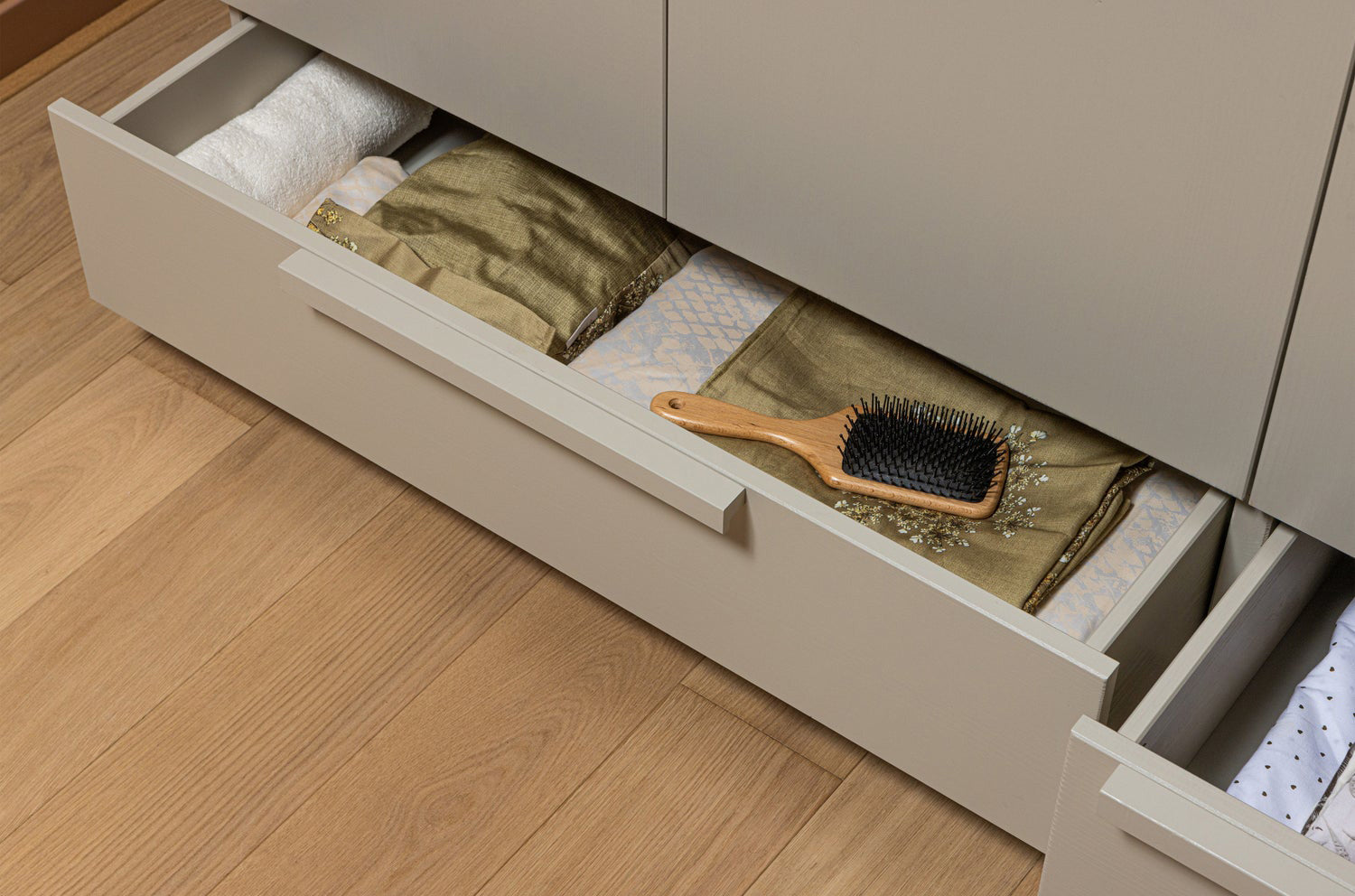 
Massiver Kleiderschrank „Pure“, 3-türig
