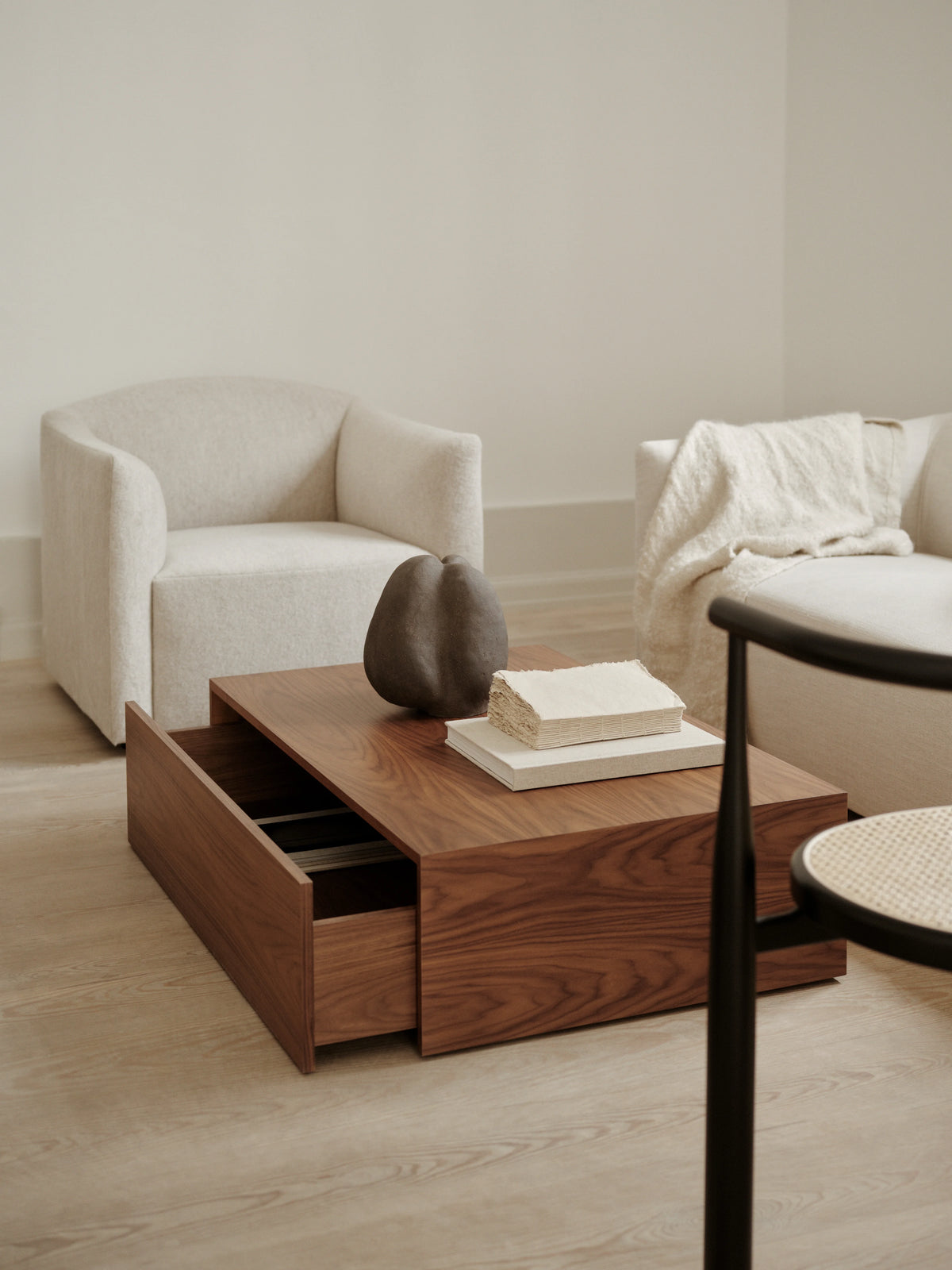 
Tavolino da caffè di design “Mass” con cassetto - Legno di noce / 103 x 60 x Altezza 27 cm