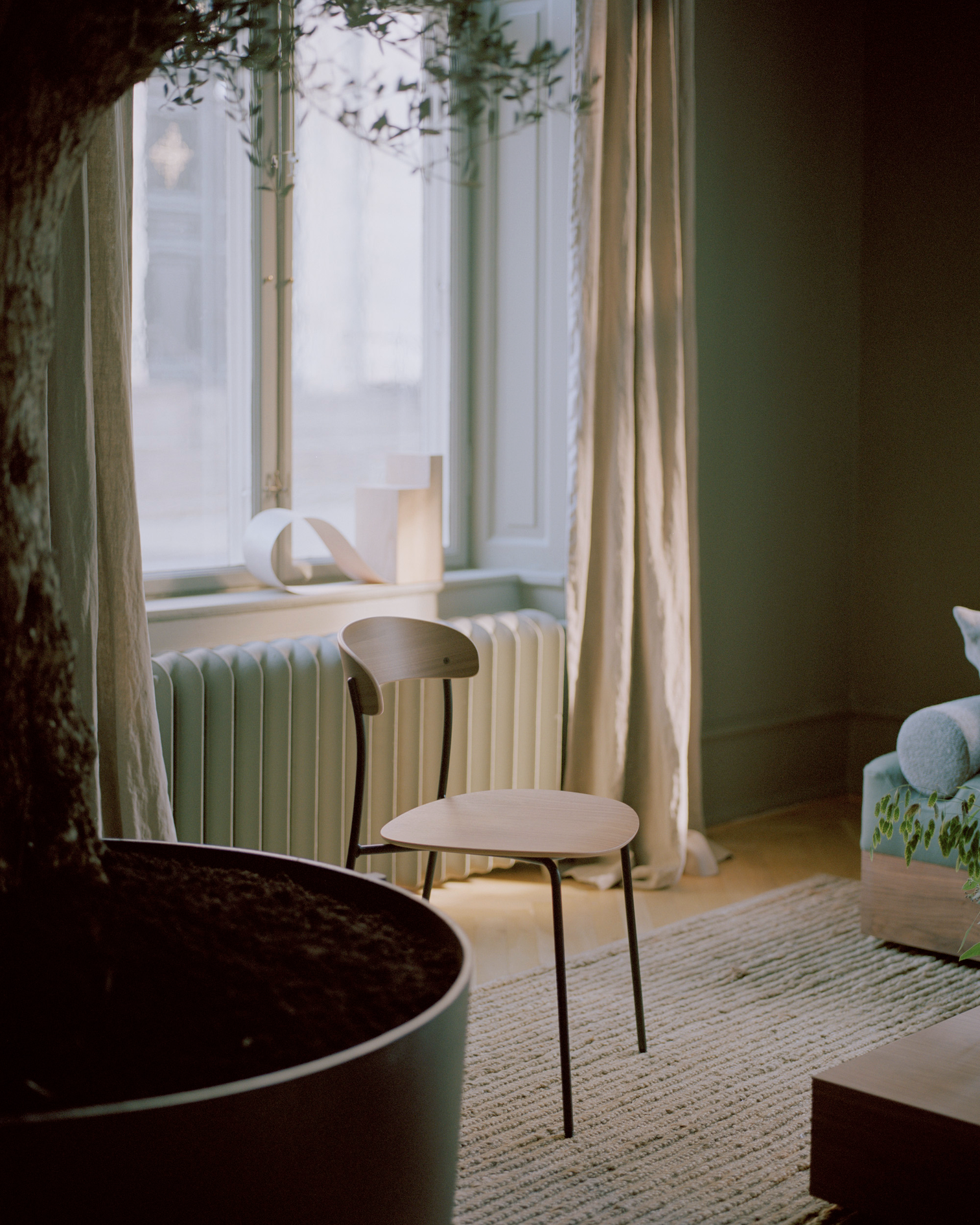 
Chaise design massive « Missing » - Noyer