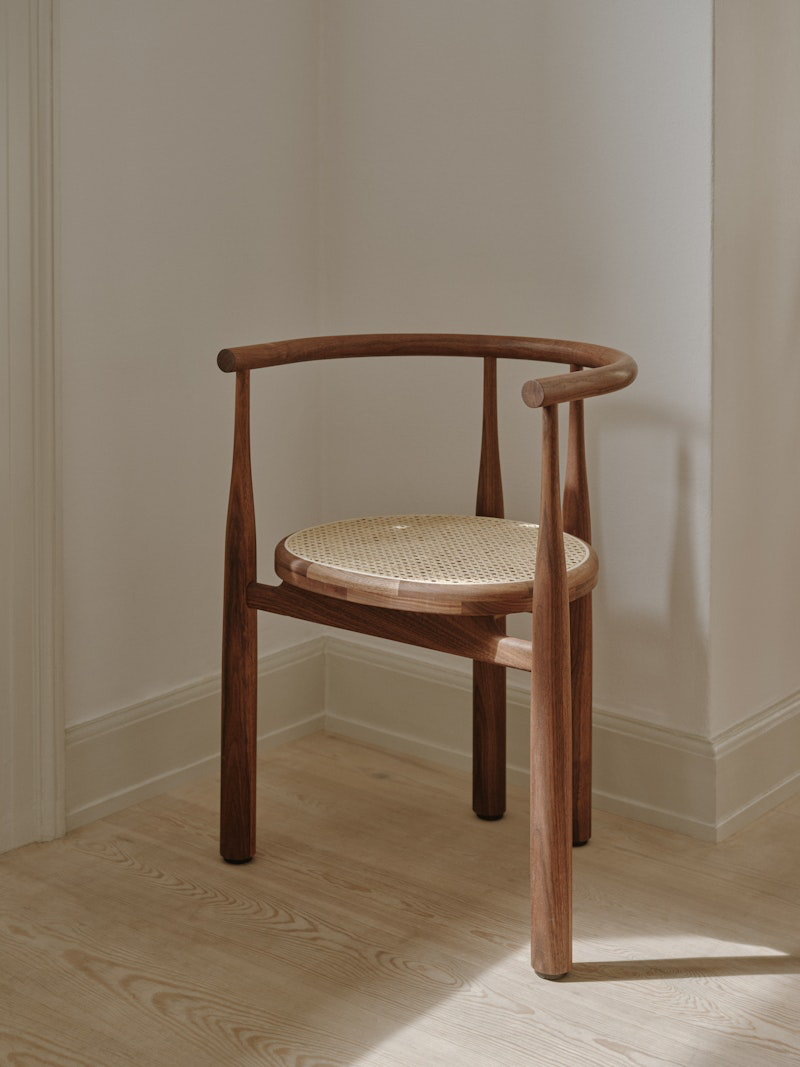 
Fauteuil design massif « Bukowski » - Noyer et osier