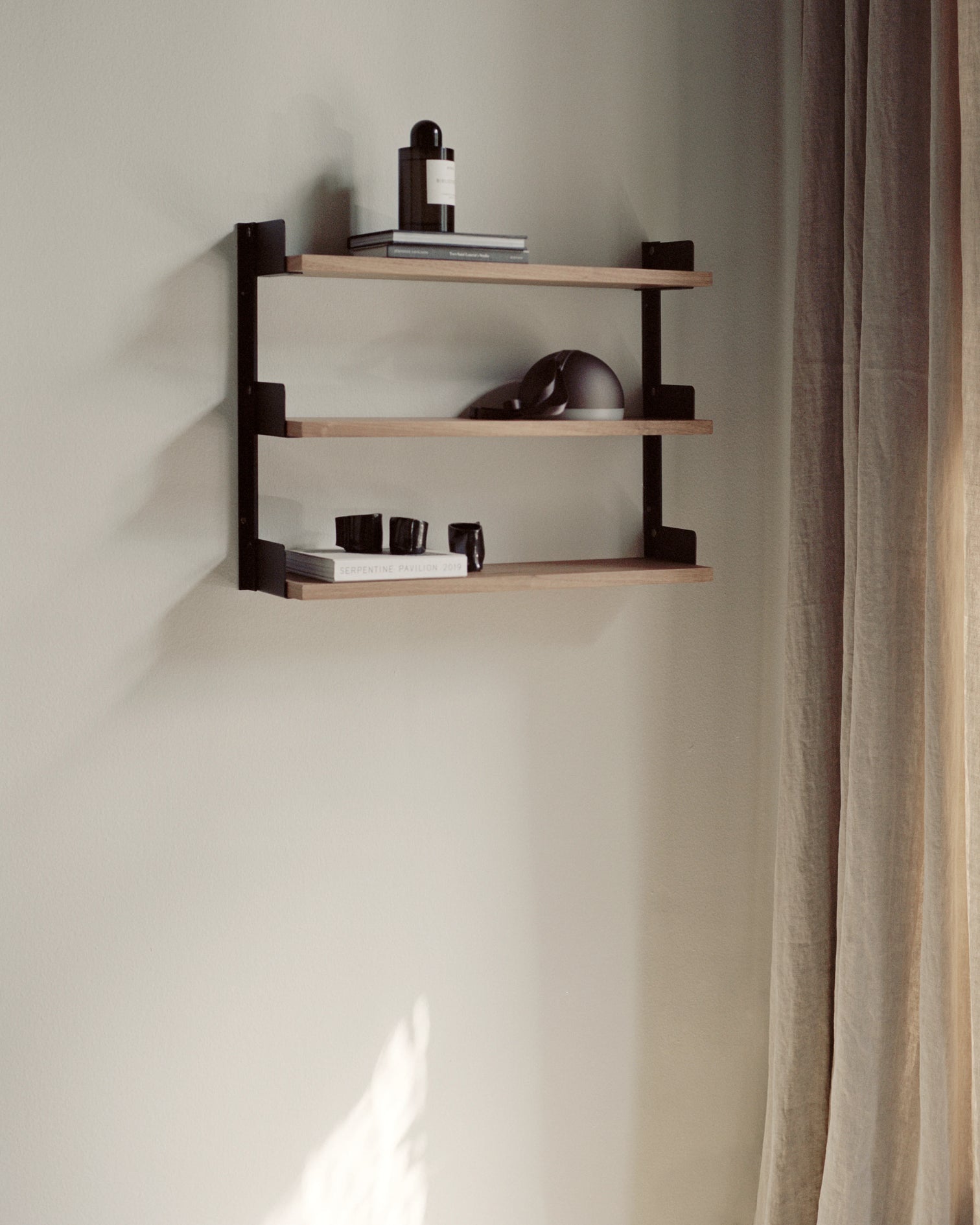 
Étagère murale modulaire « New Works Tea » - Noyer / Noir