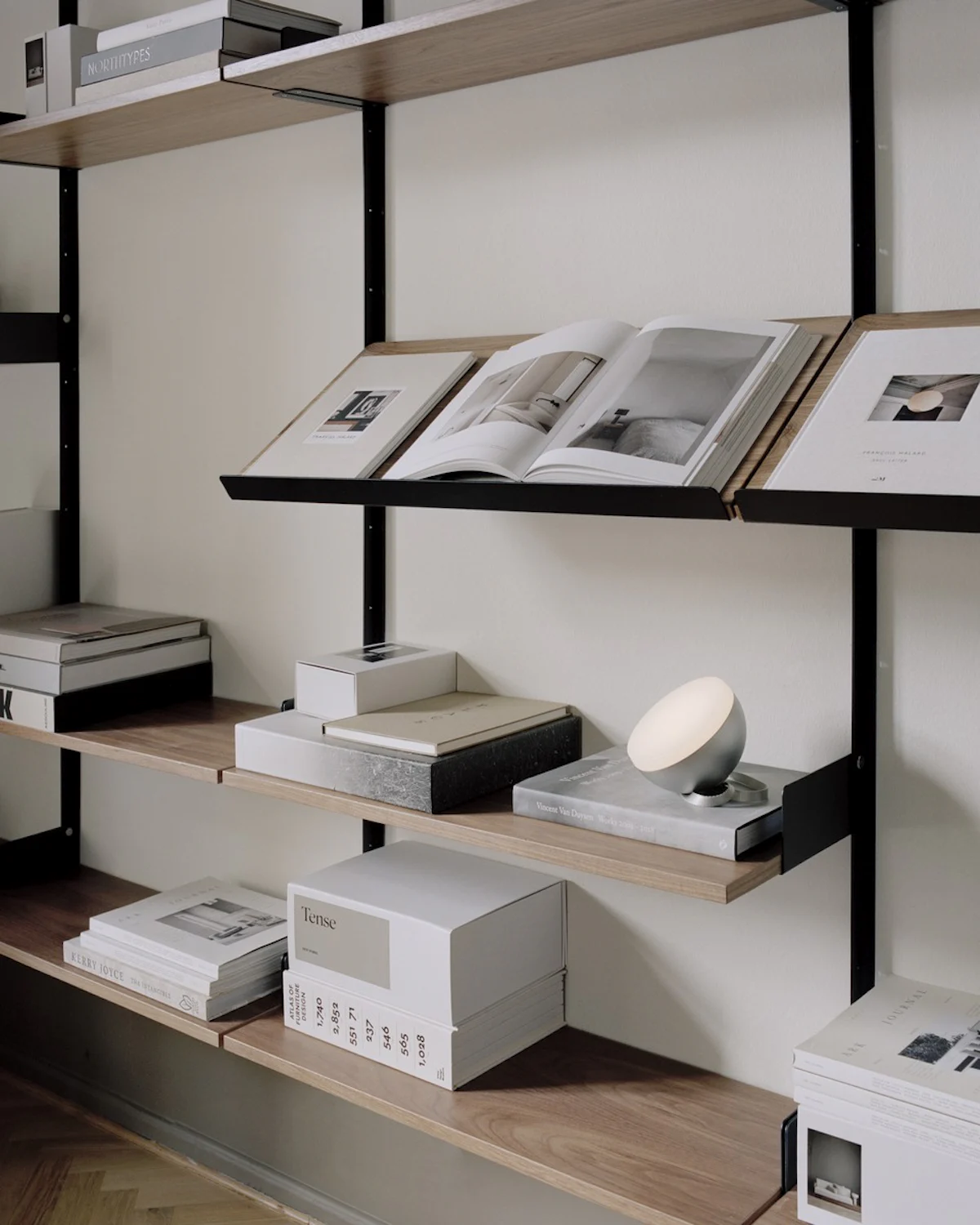 
Étagère murale modulable « New Works Library Shelf 1900 » - Noyer / Noir