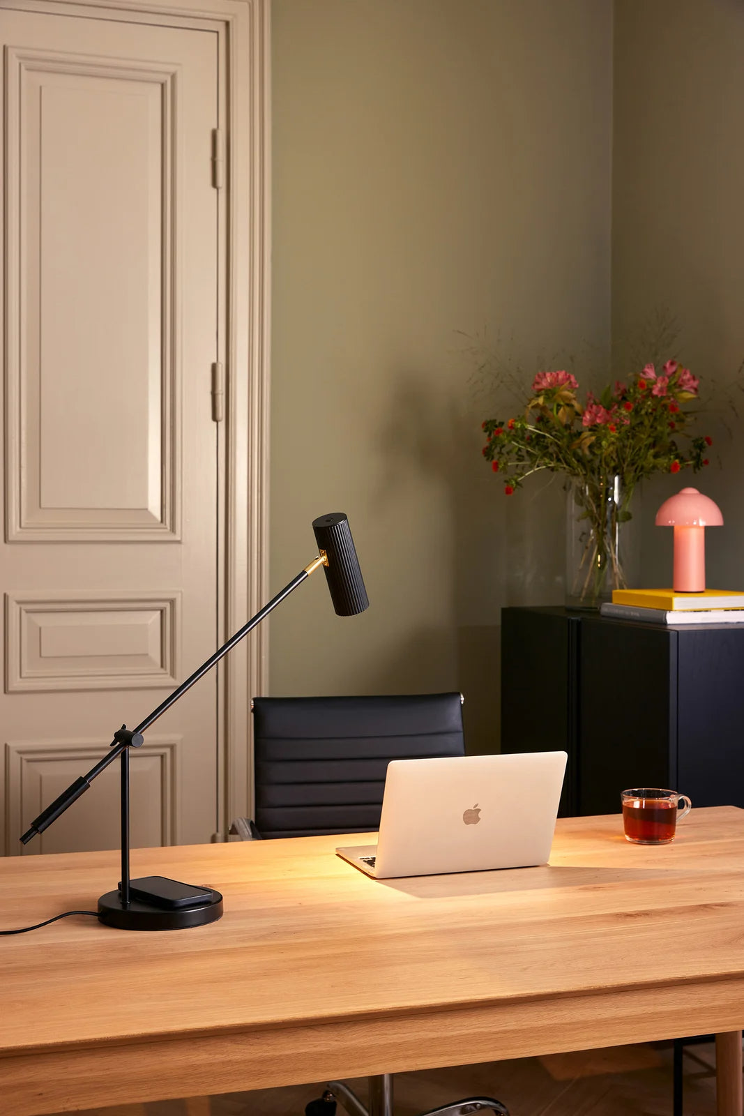 
Lampe de table flexible « Hubble Read » avec port USB-C et fonction de chargement - Noir