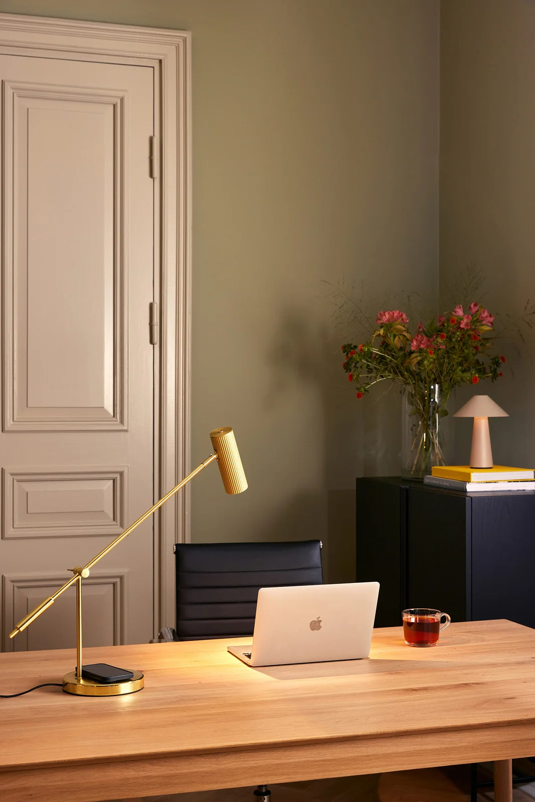 
Lampe de table flexible « Hubble Read » avec port USB-C et fonction de chargement - Laiton