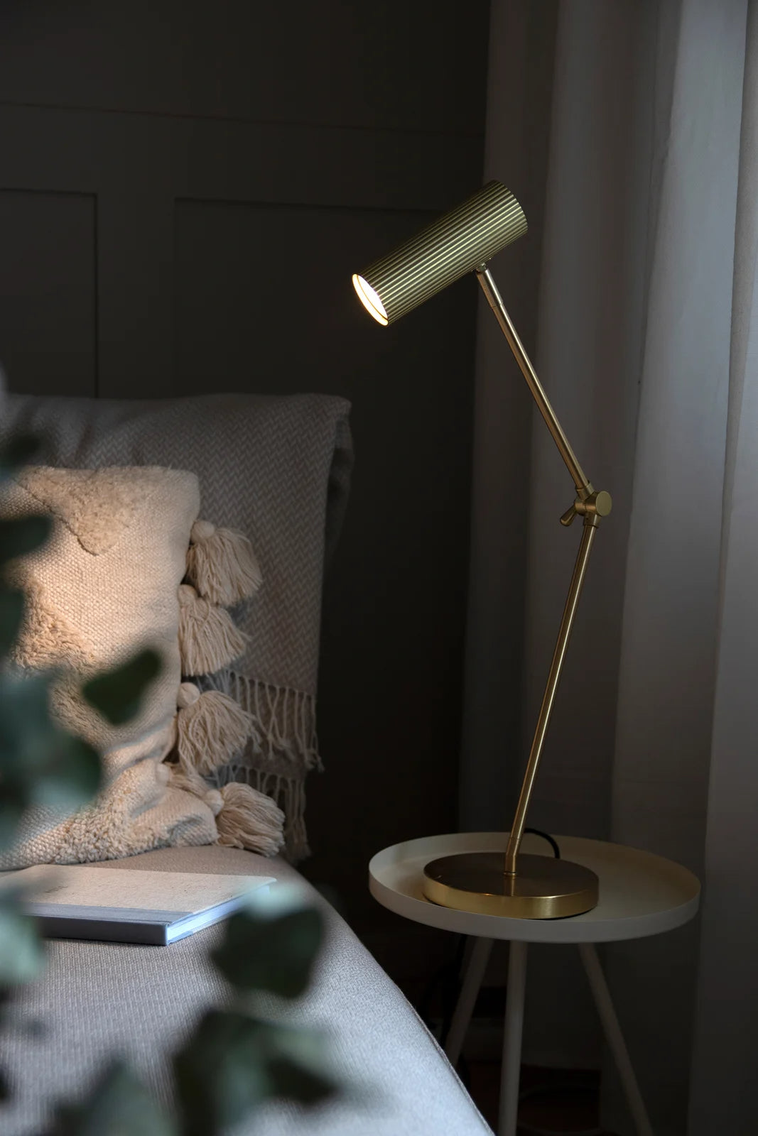 
Lampe de table et de lecture au design flexible « Hubble » - Laiton