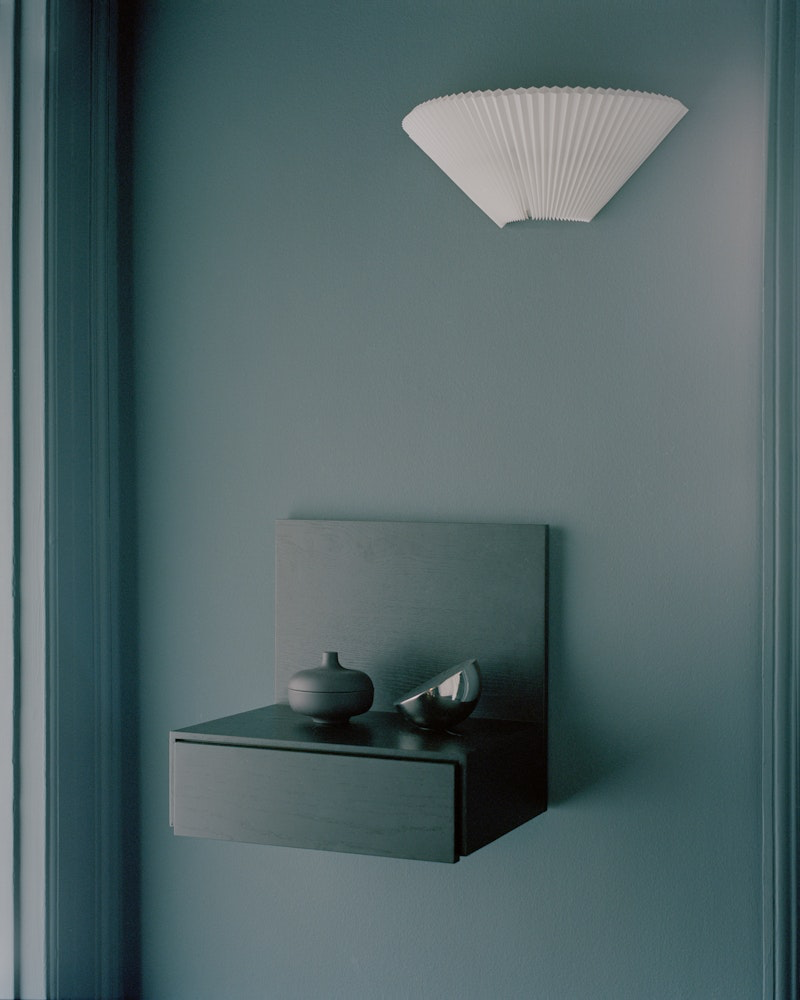 
Solid Designer Bedside Table "Tana", wall-mounted - Stained oak