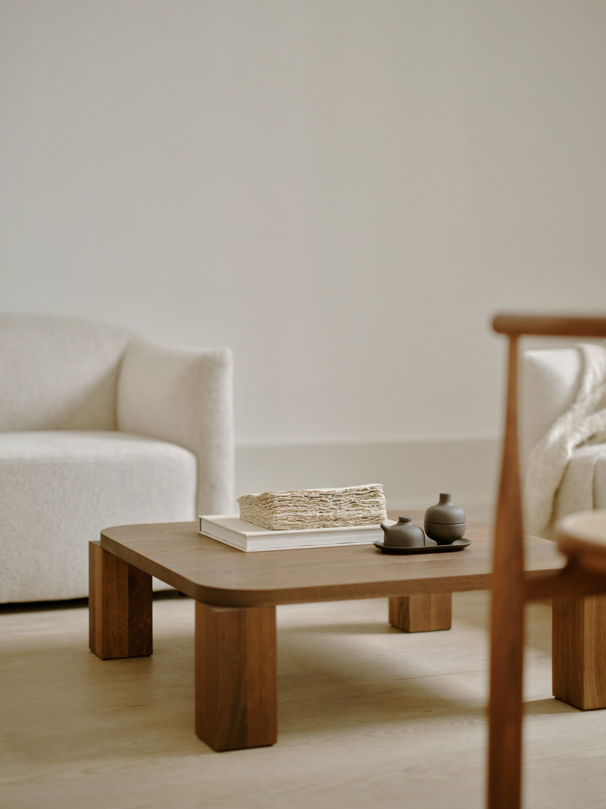 
Tavolino da caffè di design in legno massello “Atlas” - rovere affumicato