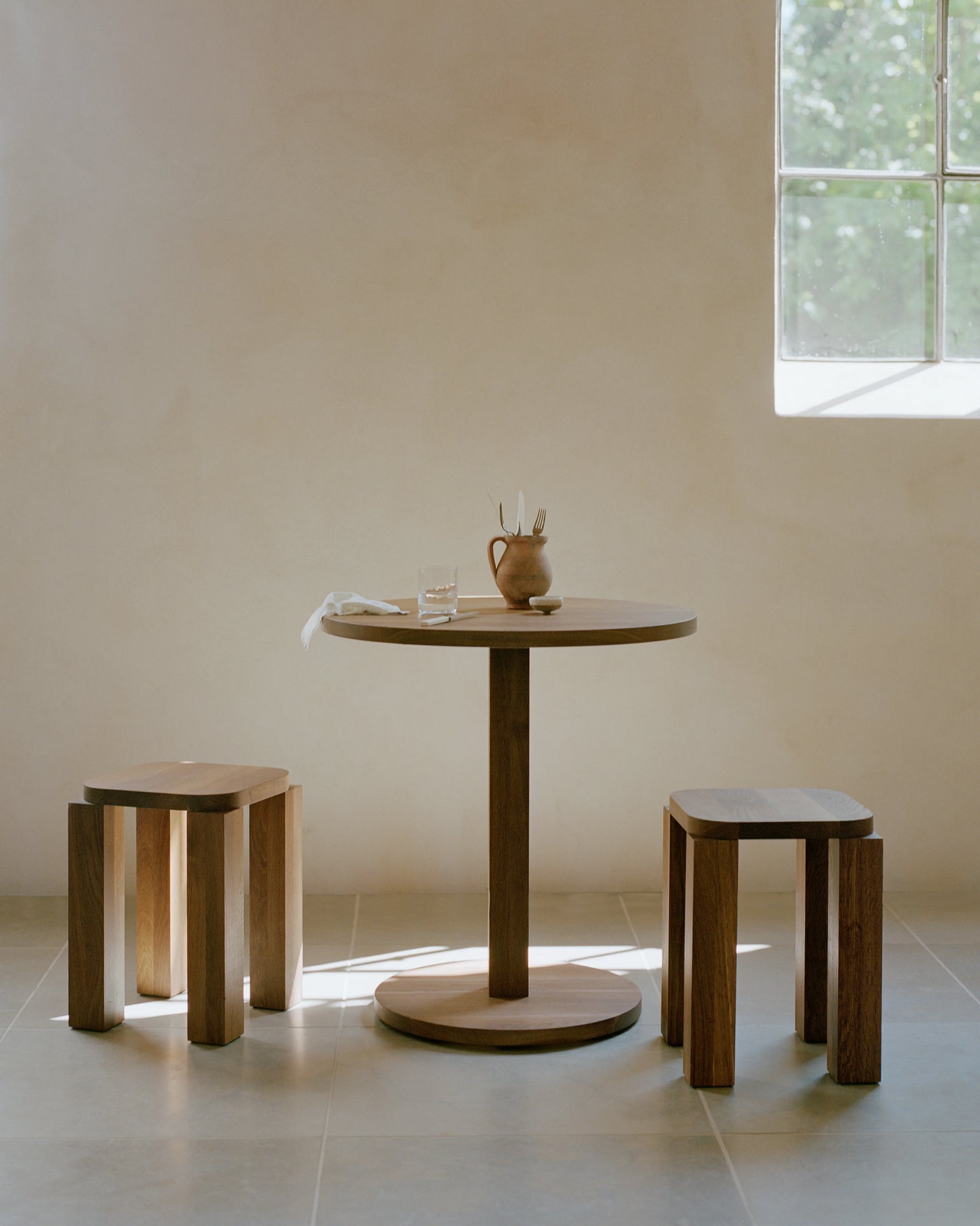 
Table de bistrot design en bois massif « Atlas » - chêne fumé