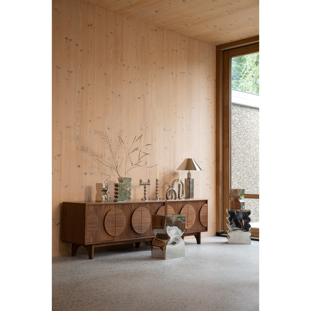 
Credenza di design in legno massiccio «Groove» - 3 ante - Nussbaum