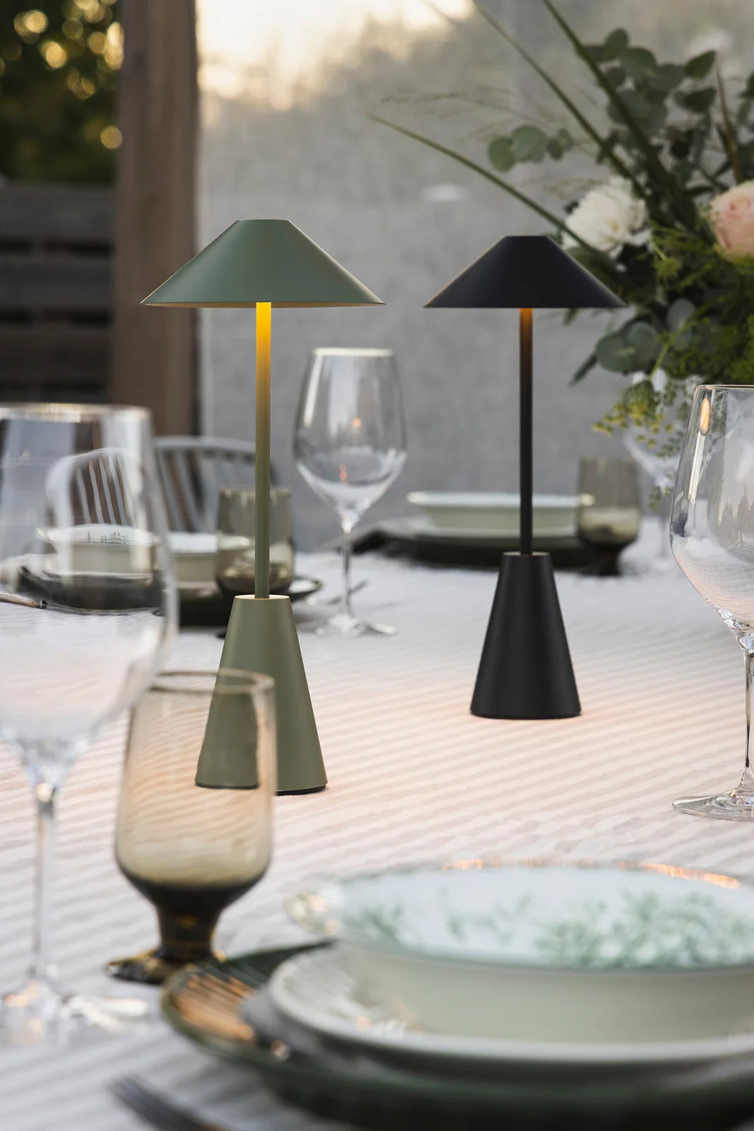 
Tragbare In-/Outdoor LED Tischlampe „Cannes II“ - Schwarz